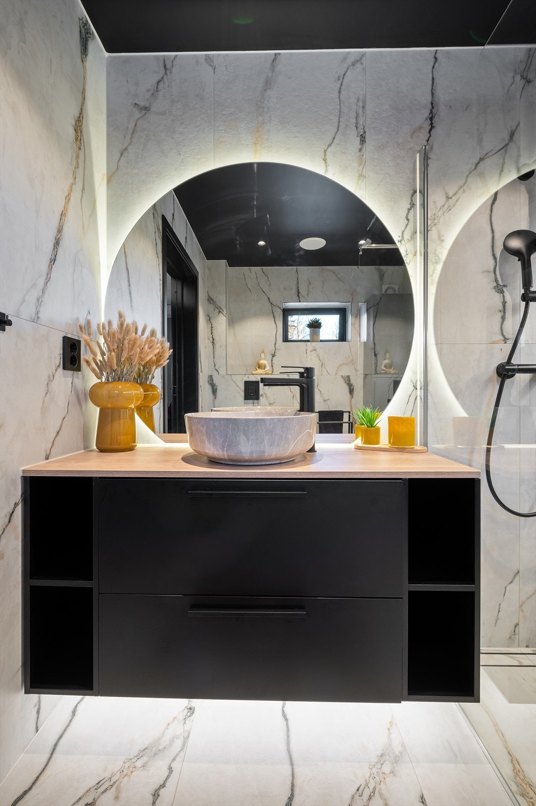 Baderomsinnredningen gir rikelig med oppbevaring og er designet for å kombinere funksjonalitet og estetikk. Galleribilde