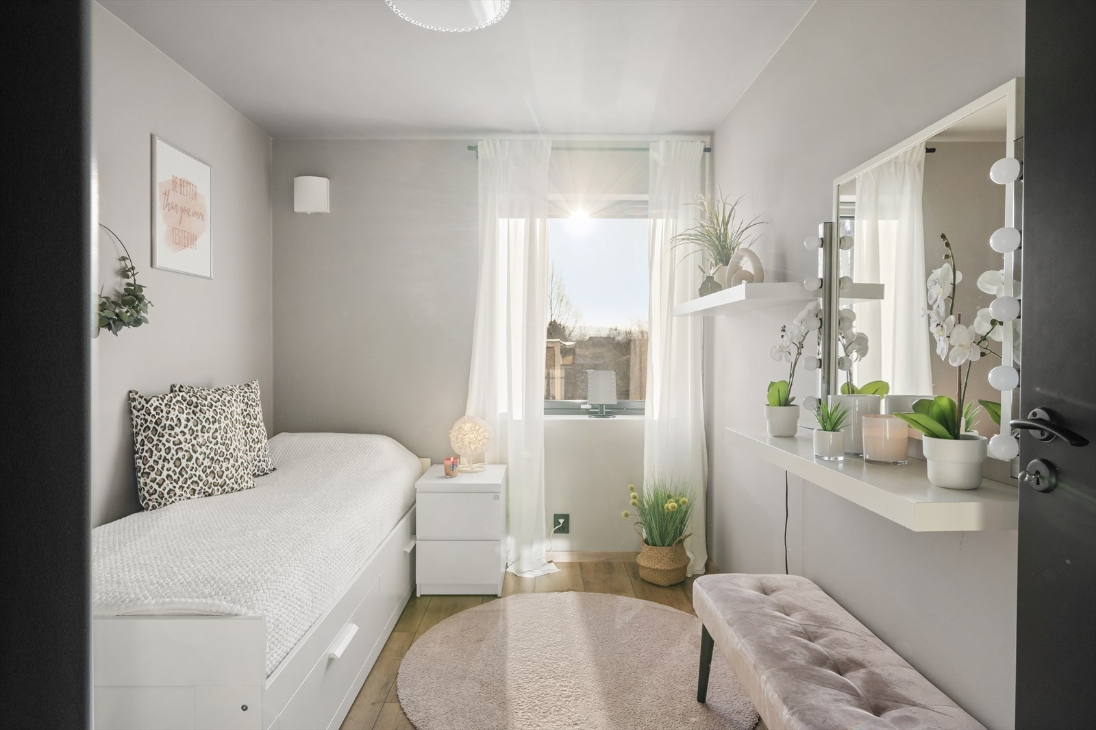 Soverom tre er et lyst og luftig rom med gode møbleringsmuligheter. Perfekt som barnerom, ungdomsrom eller en hobbyplass. Galleribilde