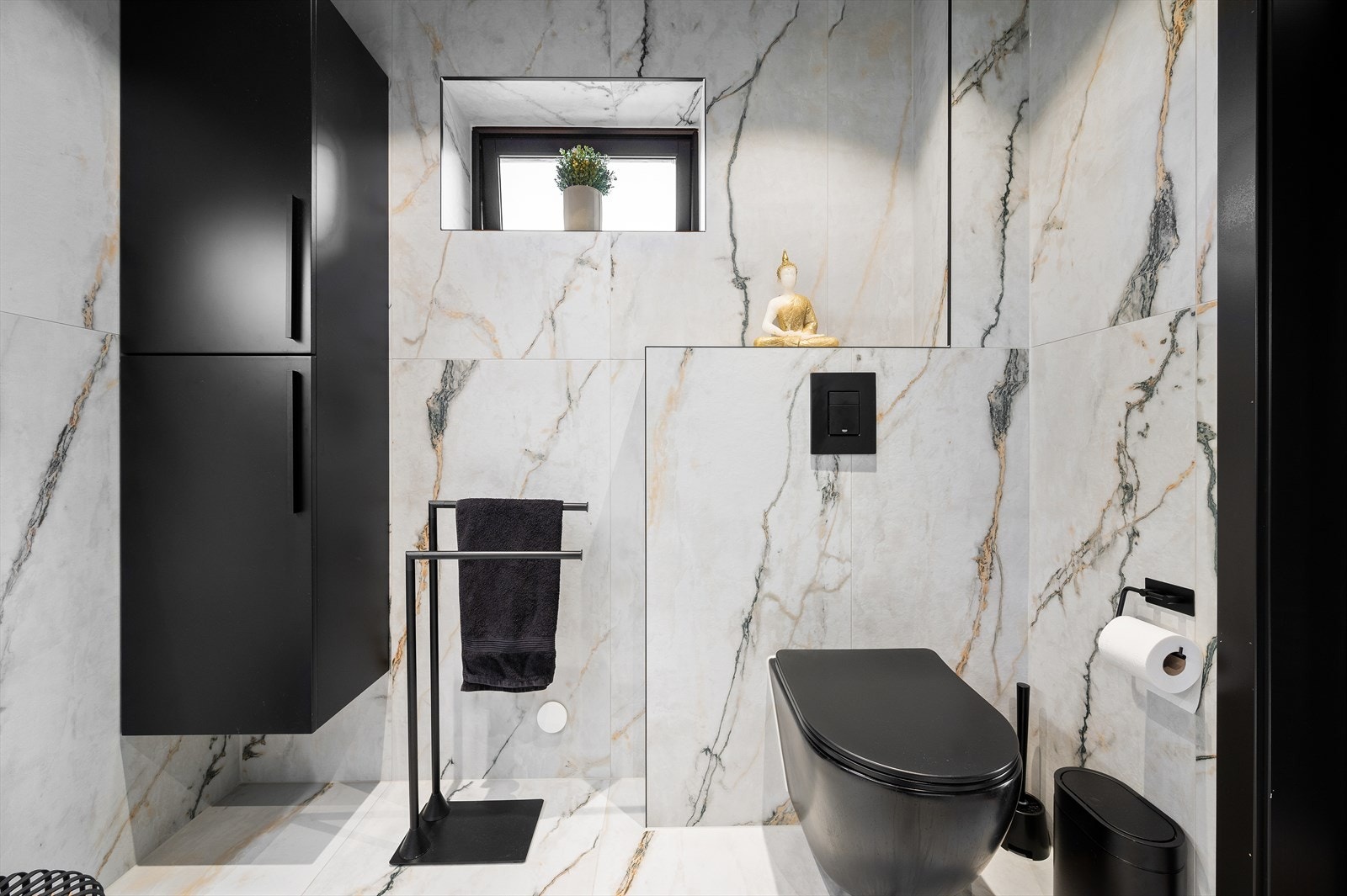 Dusjsonen er romslig og utstyrt med innfellbare glassdører, noe som gir en åpen og luftig følelse. Kvalitetsarmaturer og vegghengt toalett sørger for et moderne uttrykk. Galleribilde