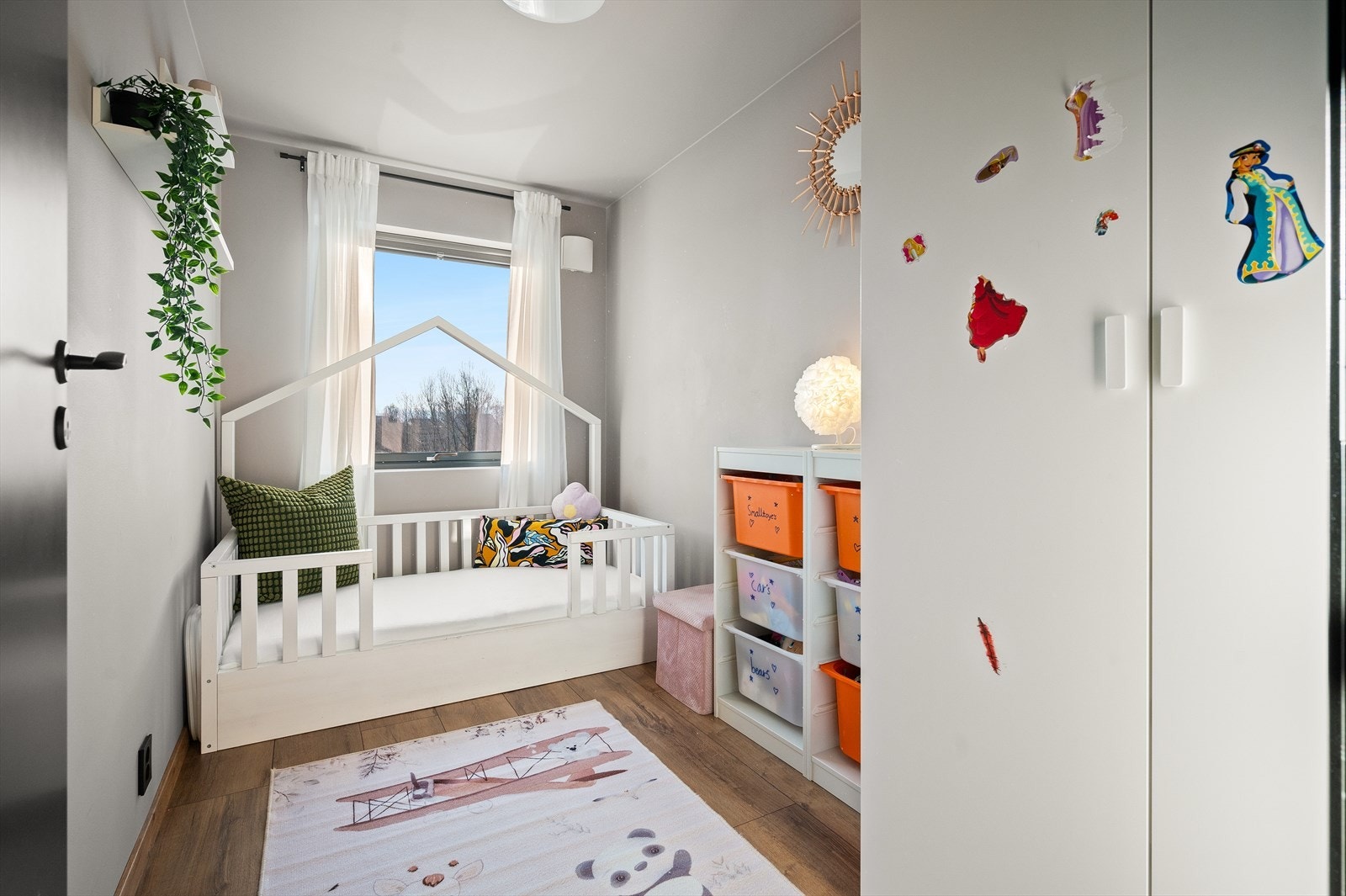 I hovedetasjen finner du tre romslige soverom, alle med gode lysforhold og praktiske løsninger. Soverom to er fleksibelt rom som passer perfekt som barnerom, gjesterom eller hjemmekontor. Galleribilde