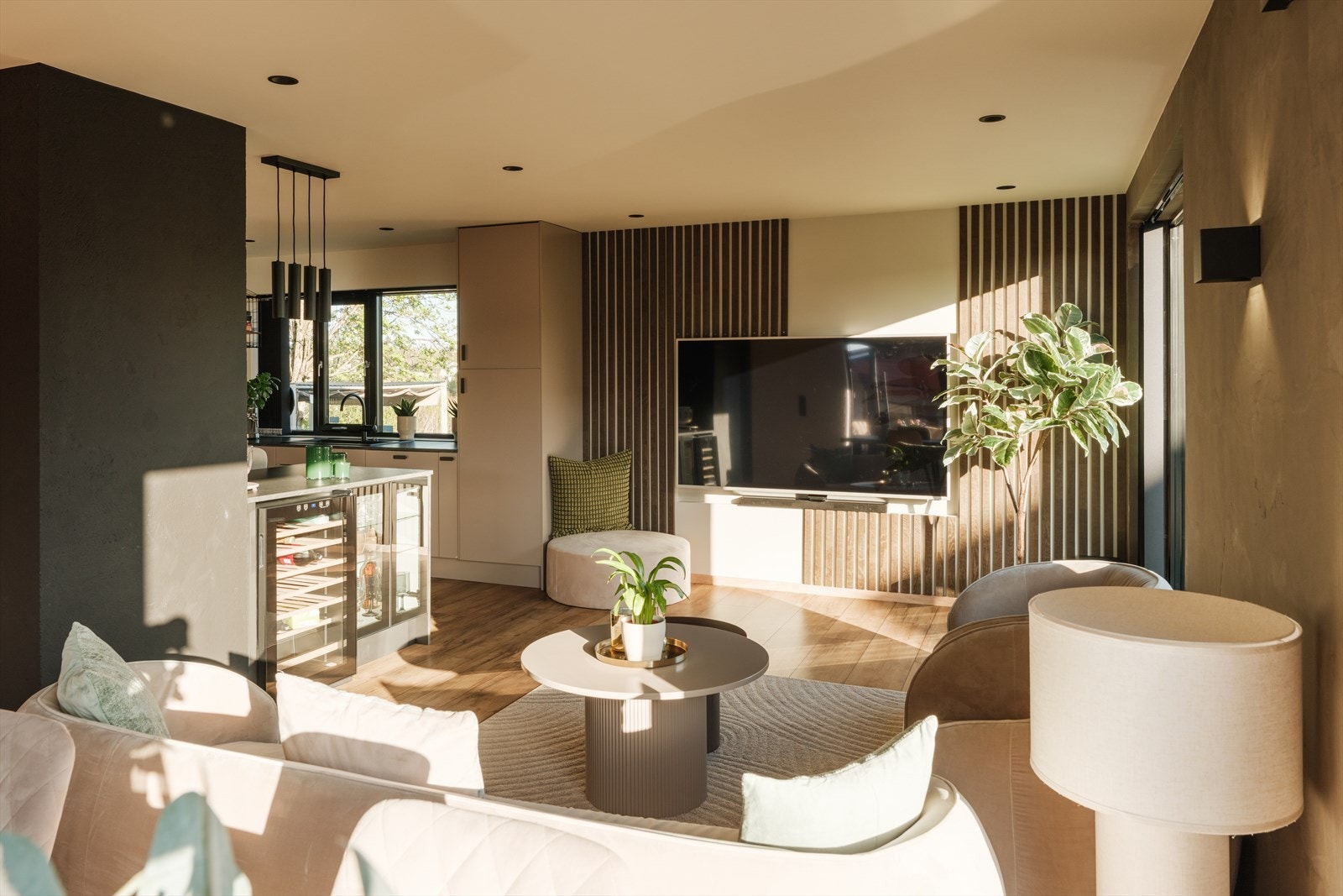 Rommet har en varm og innbydende stemning. Galleribilde