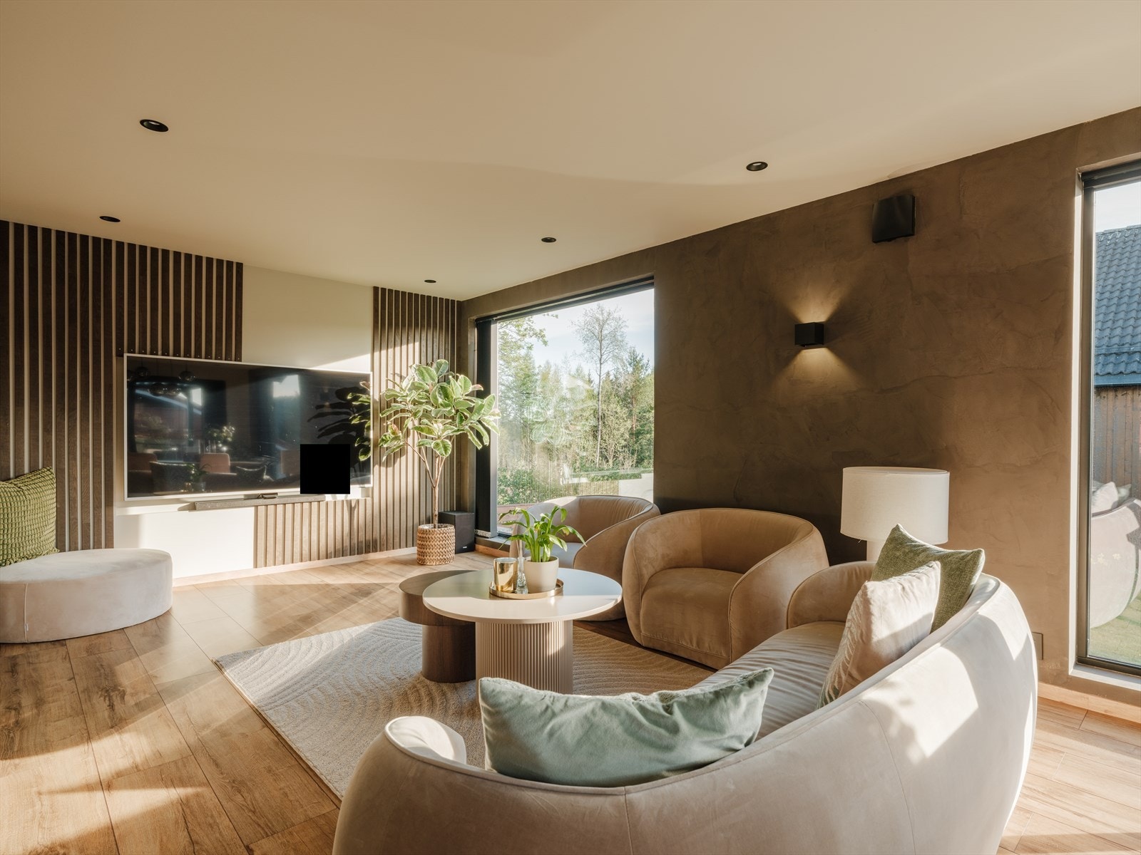 Veggflatene er malt i myke, lyse nyanser som gir rommet et lyst og luftig preg, mens gulvet er i laminat som tilfører en moderne og stilren atmosfære. Galleribilde