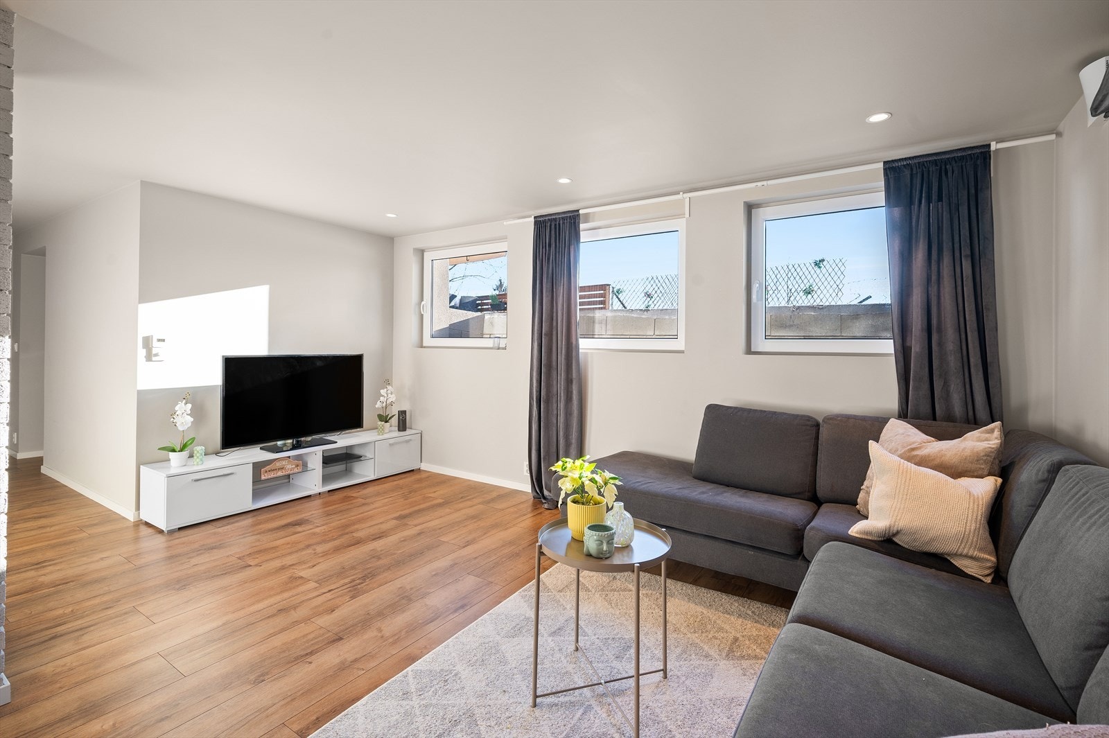 Moderne og funksjonell stue med fleksible møbleringsmuligheter. Åpen planløsning gir et luftig preg, selv i kjelleretasjen. Galleribilde