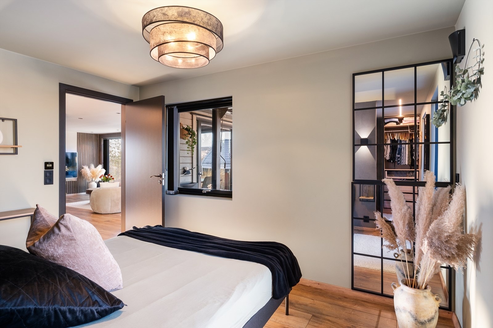 Med sitt romslige areal og rolige fargevalg, er dette et soverom som innbyr til avslapning og komfort. Direkte tilgang til walk-in closet gir en luksuriøs hotellfølelse i hverdagen. Galleribilde