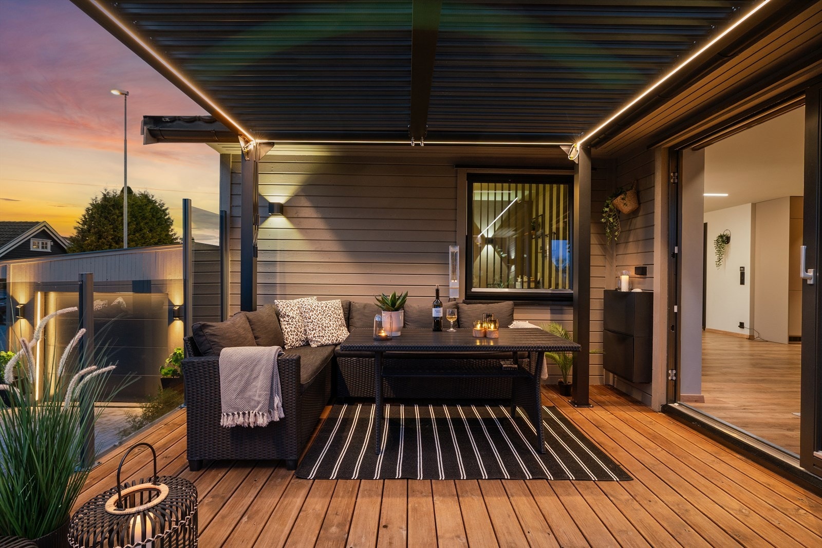 Lekkert terrasseområde med direkte utgang fra stuen, en perfekt forlengelse av oppholdsrommet. Galleribilde