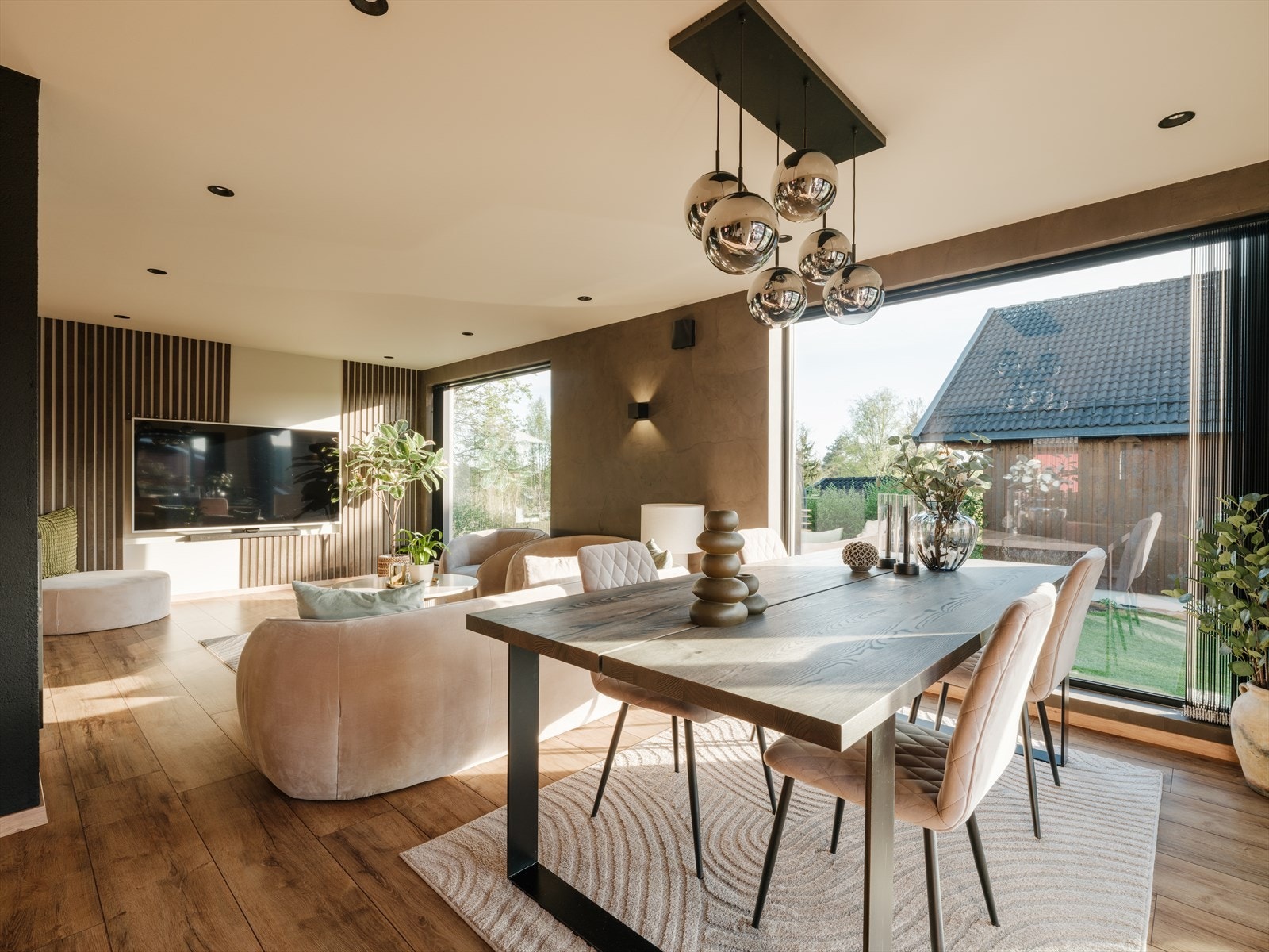 Her har du god plass til et stort spisebord hvor du kan invitere venner og familie til hyggelige sammenkomster. Galleribilde