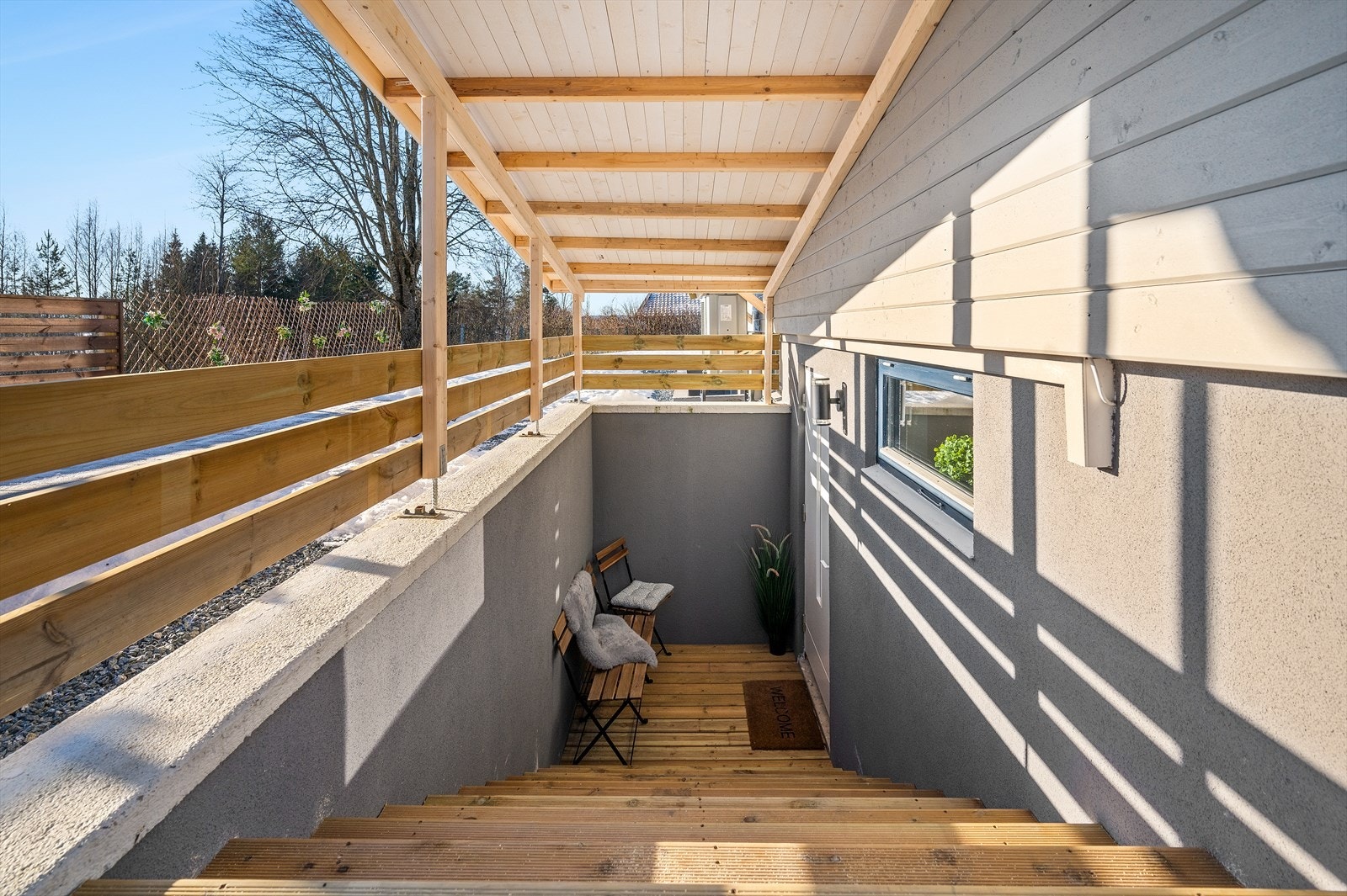 Egen inngang til kjelleretasjen. Galleribilde