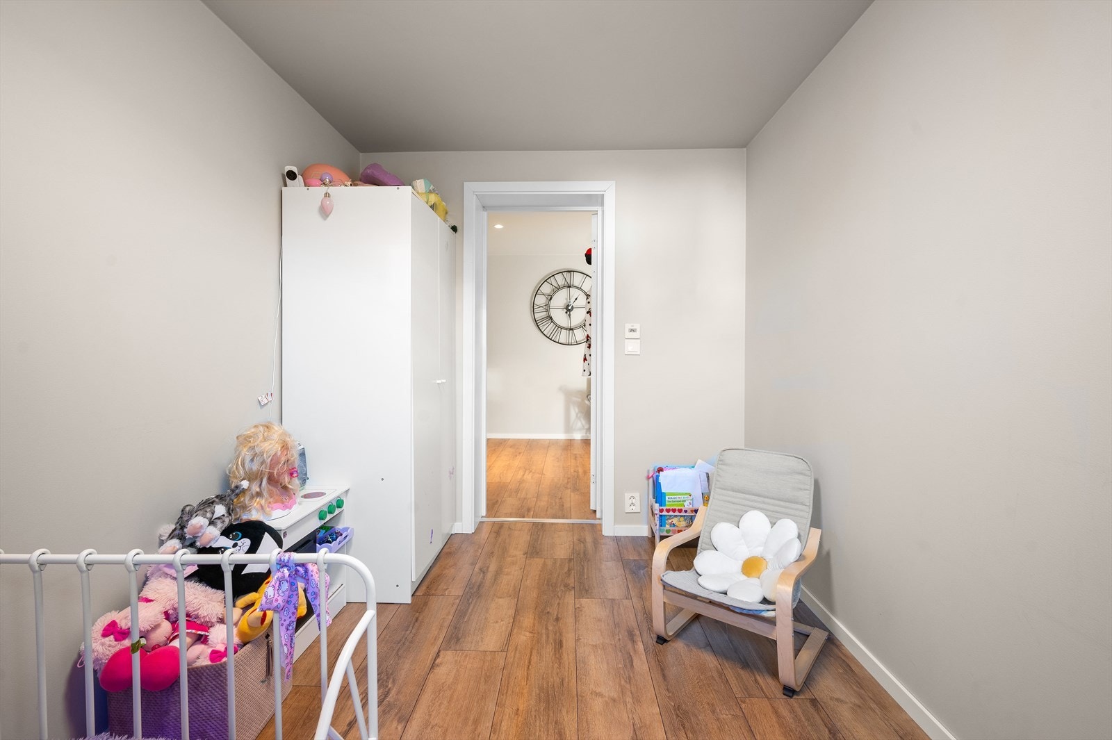 Rommet er også av god størrelse med plass til både seng og garderobeskap. Galleribilde