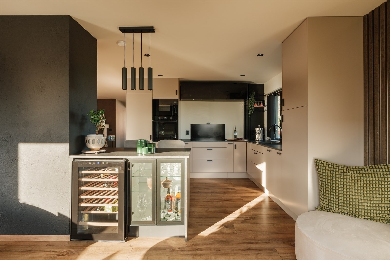 Kjøkkenet har en åpen løsning mot stuen. Galleribilde