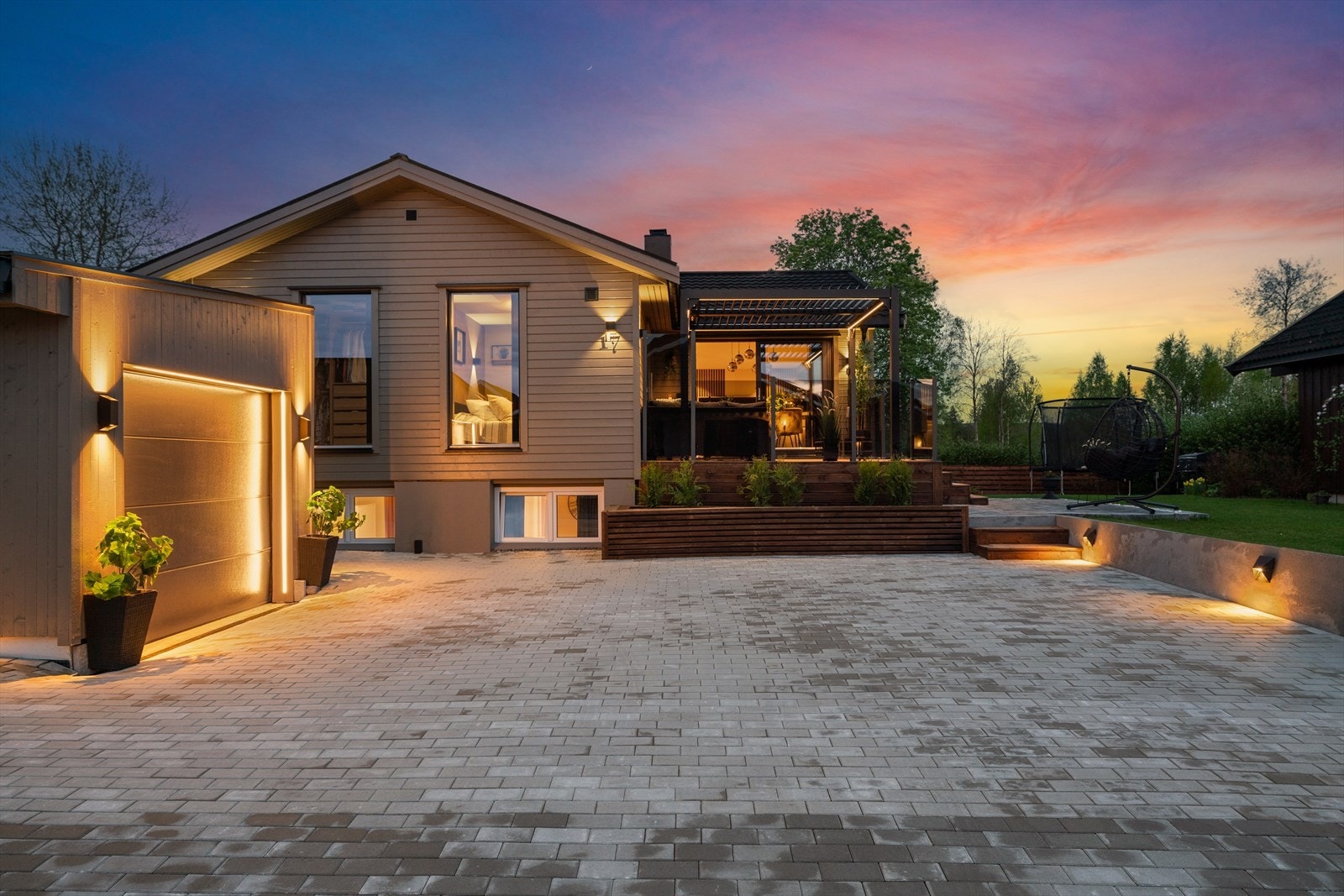 Boligen har et lyst og innbydende inngangsparti som gir et godt førsteinntrykk av boligen. Galleribilde