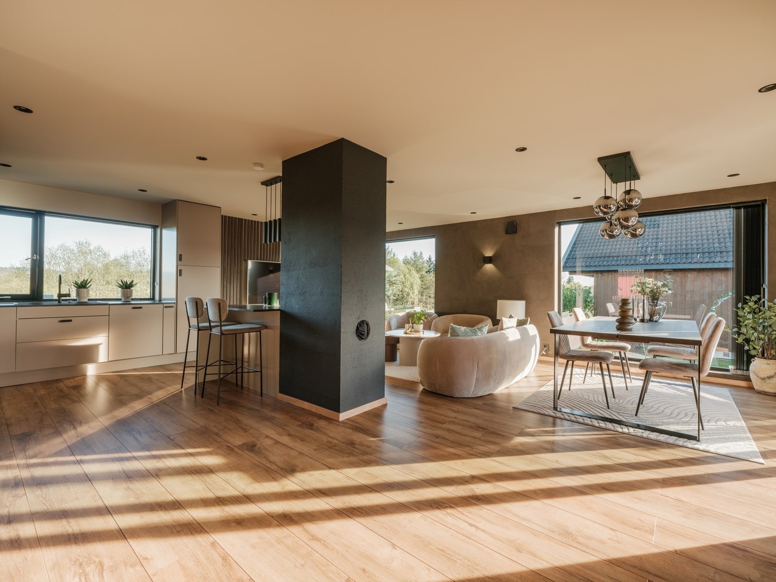 Den åpne løsningen mot kjøkkenet gjør det enkelt å kombinere matlaging og sosiale måltider. Galleribilde