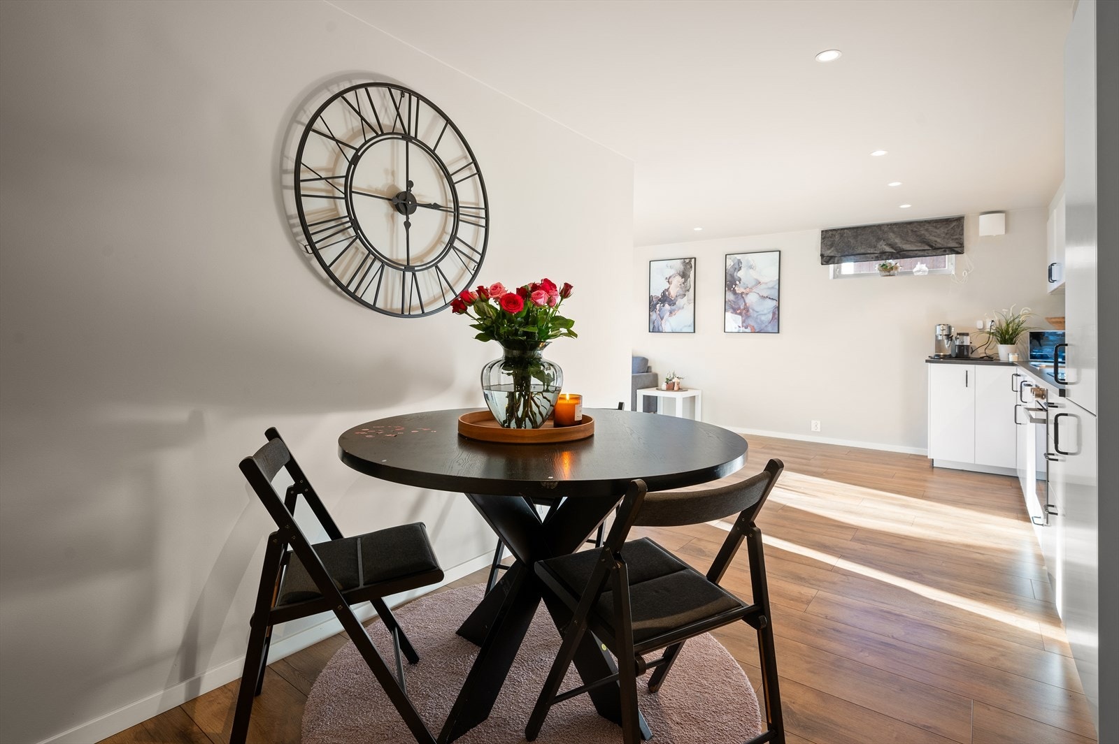 Lys og romslig spiseplass i åpen løsning, perfekt for hyggelige måltider og samlinger. Galleribilde