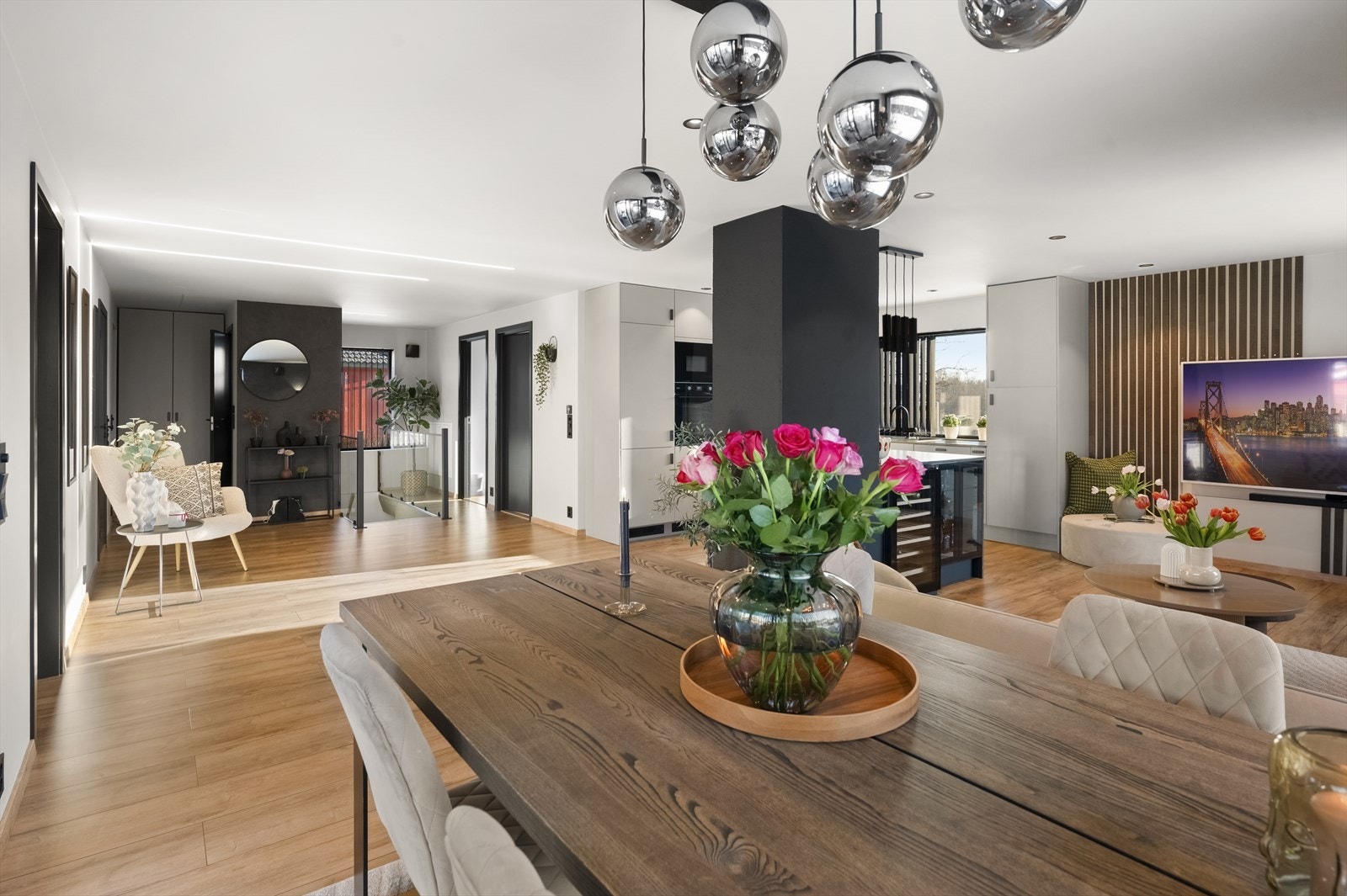 Stuen er romslig og delt inn i funksjonelle soner, med en naturlig overgang mellom sofakrok, spiseområde og kjøkken. Galleribilde