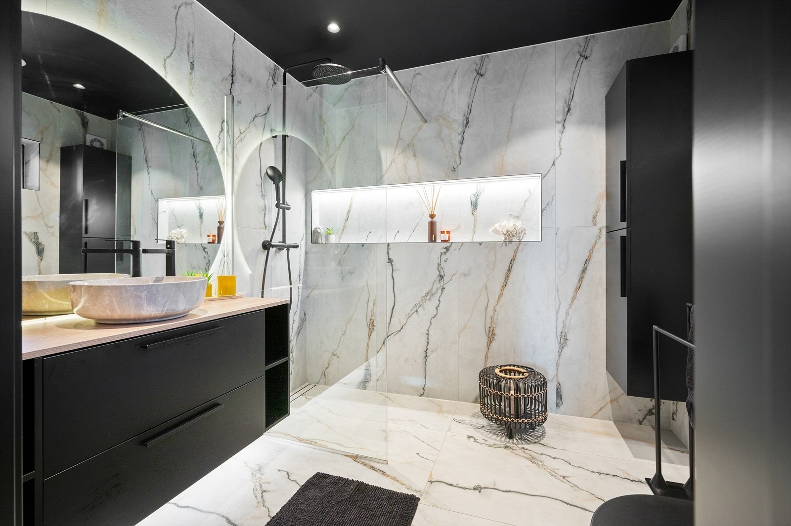 Her har du et rålekkert bad som er totalrenovert i 2024! Kombinasjonen av moderne fliser og stilrene detaljer gir en eksklusiv følelse. Galleribilde