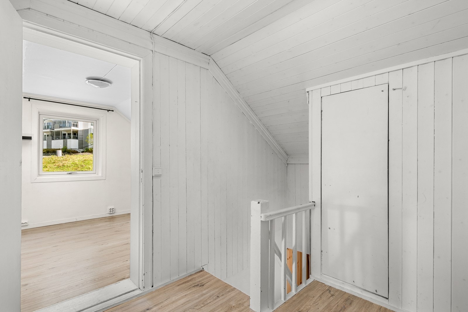 Boligen har totalt 3 soverom, hvorav ett ligger i første etasje og to i loftetasjen. Galleribilde