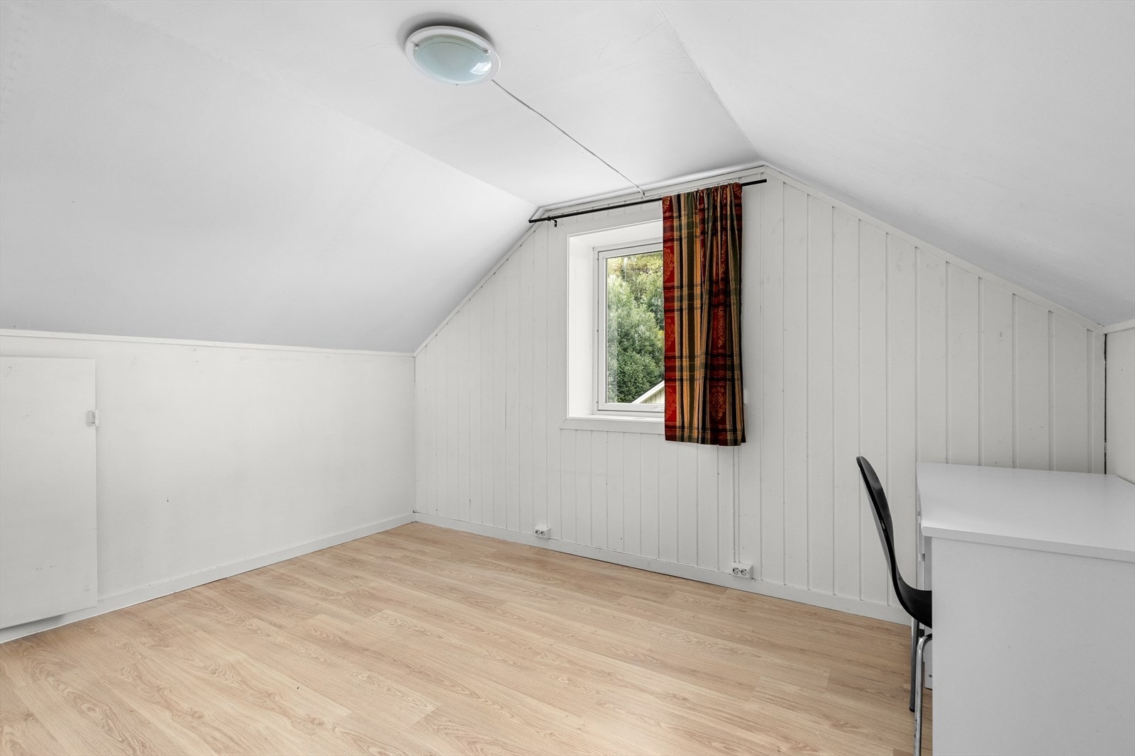 Boligens to soverom på loftetasjen er begge 11 m², med god plass til både dobbeltseng og kommode. Galleribilde