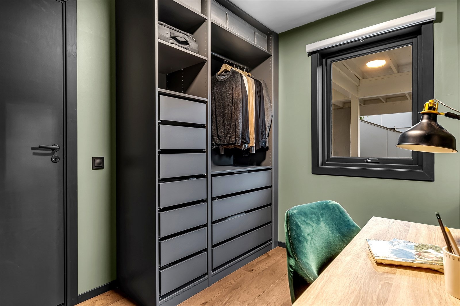Garderobe som medfølger. Galleribilde