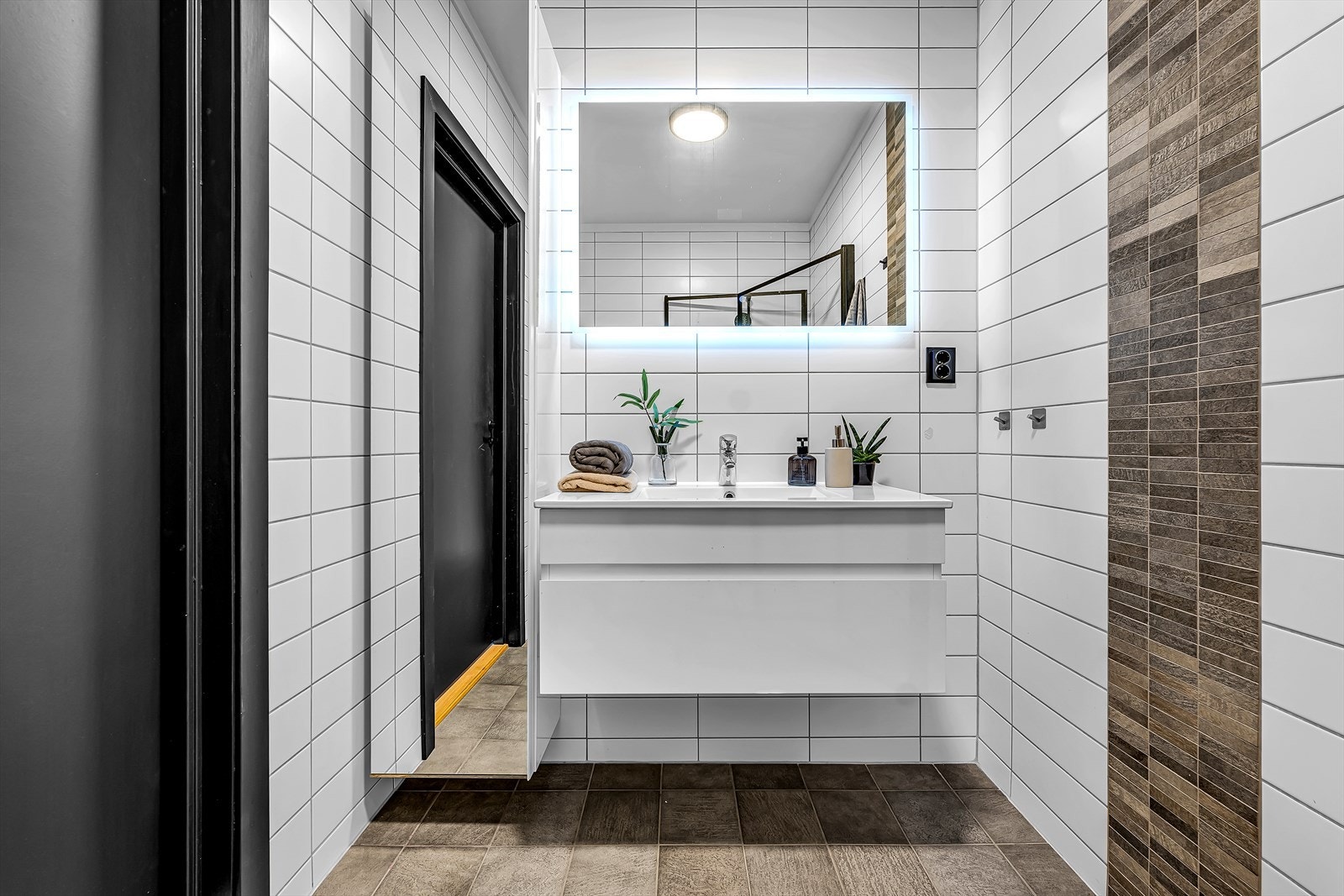 Lyst hovedbad i 1. etasje med moderne innredning. Galleribilde