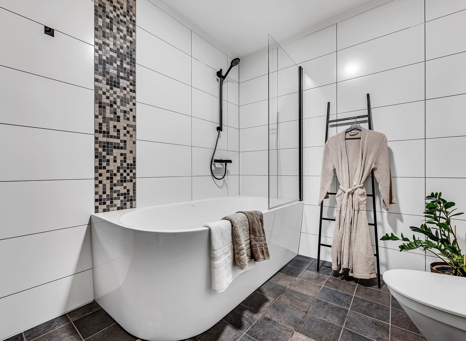 Badekar med dusj - perfekt for barnefamilien. Galleribilde