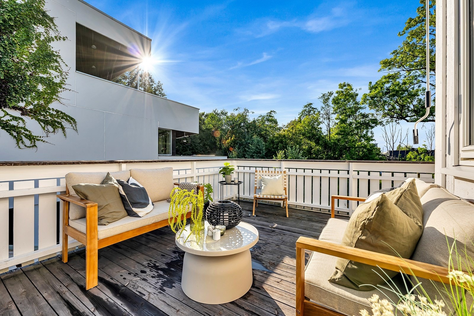 Solrik terrasse ca. 20 m² - for morgenkaffe og sommerkvelder. Galleribilde