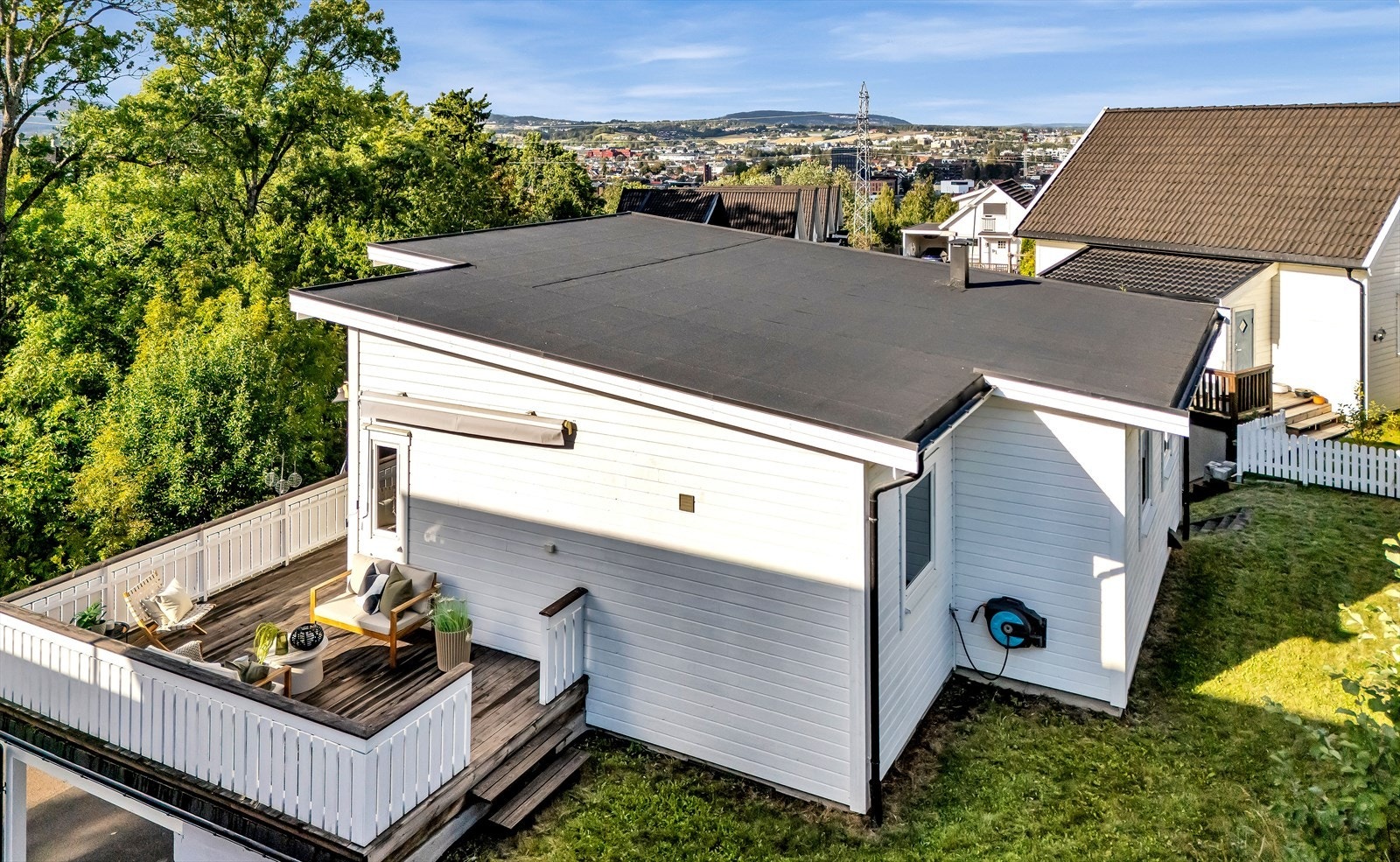 Fasade mot hage/terrasse - privat og solrikt oppholdsområde. Galleribilde