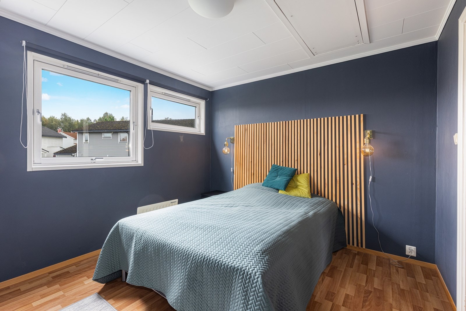 Romslig soverom med god plass til dobbelt seng. Tilgang på eget garderoberom. Galleribilde
