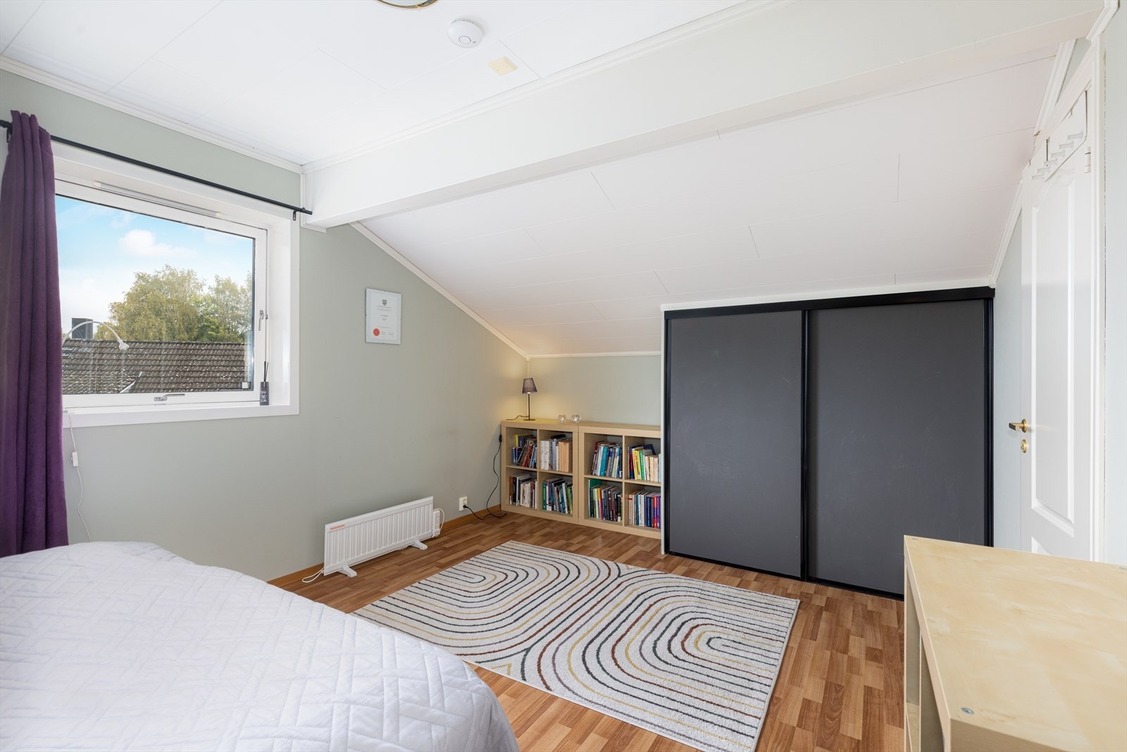 Lyst og hyggelig soverom med god plass til seng og garderobe/bod. Galleribilde