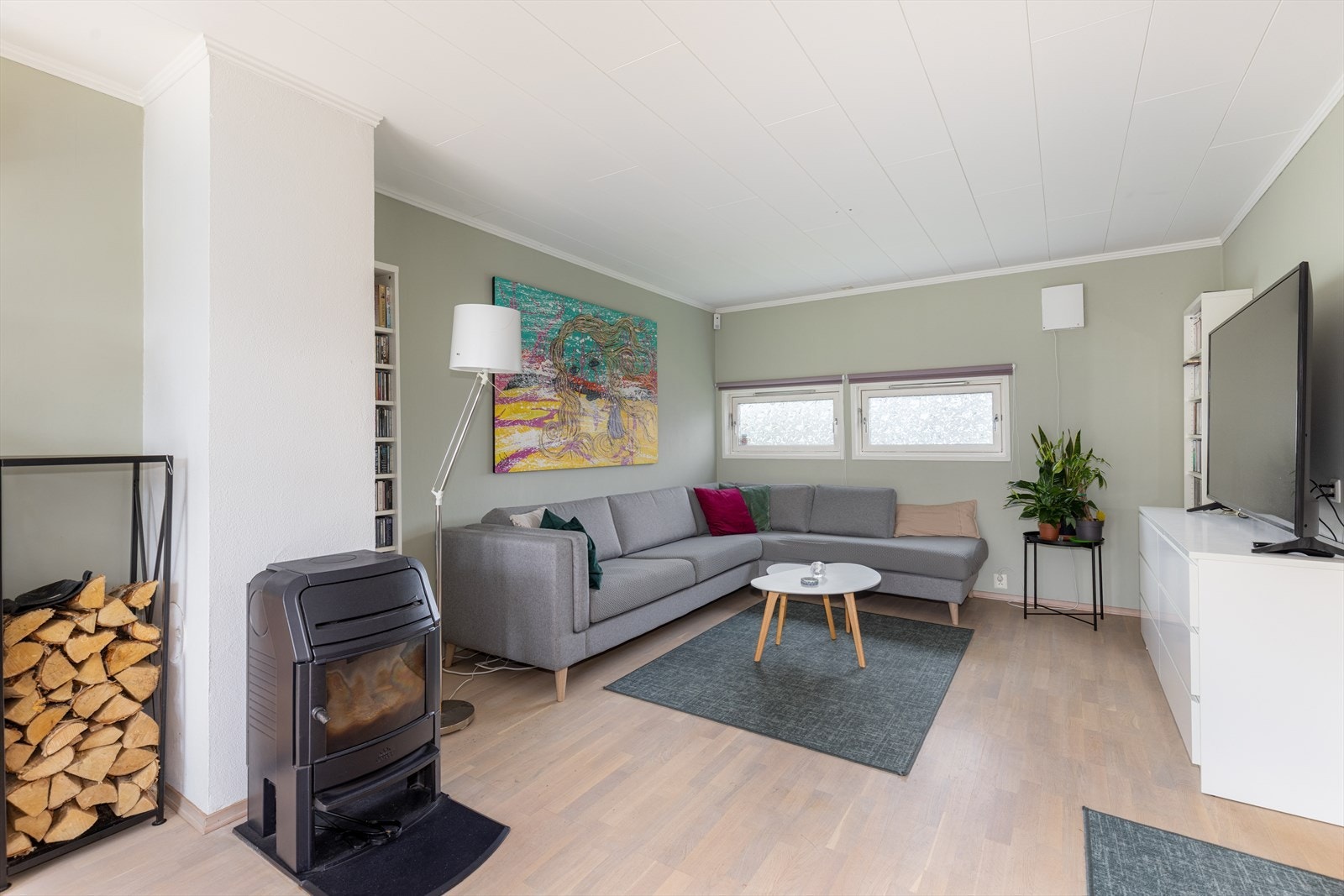 Lys og hyggelig stue med god plass til både sofagruppe og spisestue Galleribilde