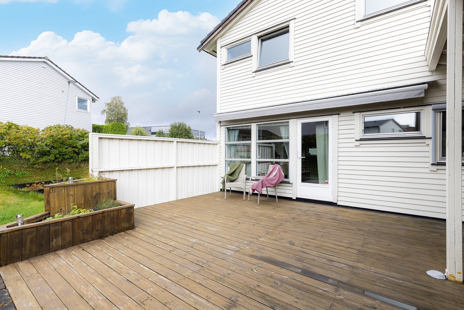 Innholdsrik familiebolig med god planløsning og hyggelige uteområder. Galleribilde