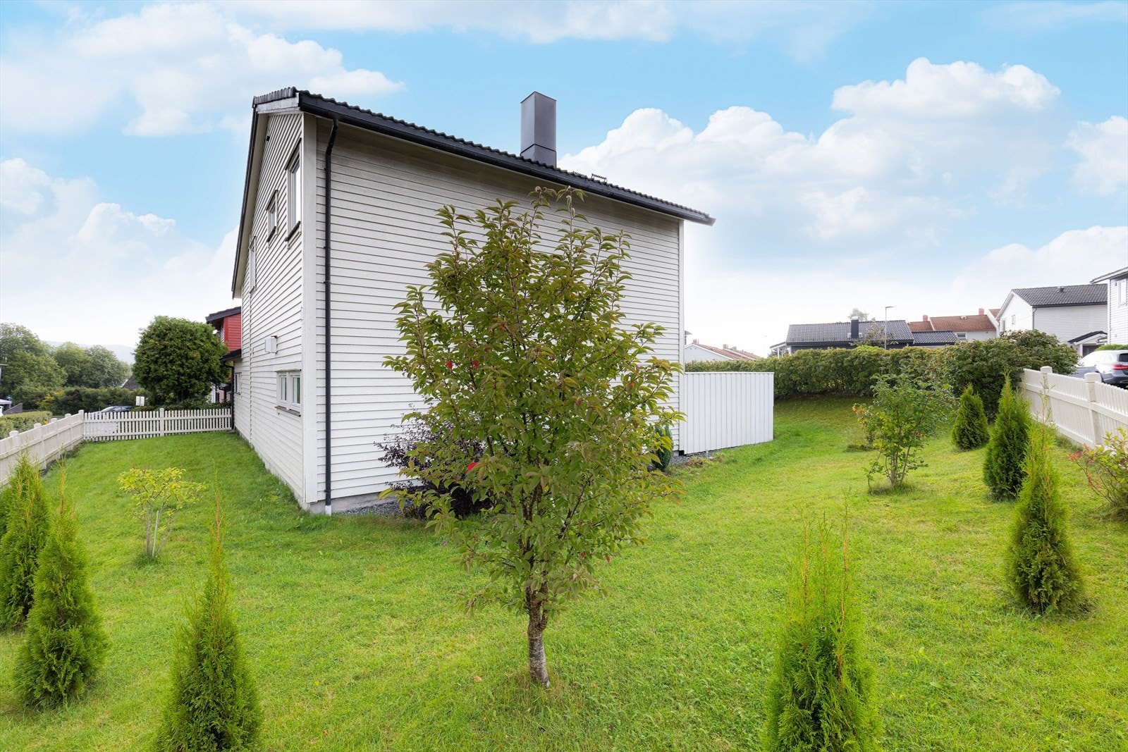 Solrik hjørnetomt. God hagedel som gir fin boltreplass for store og små. Galleribilde