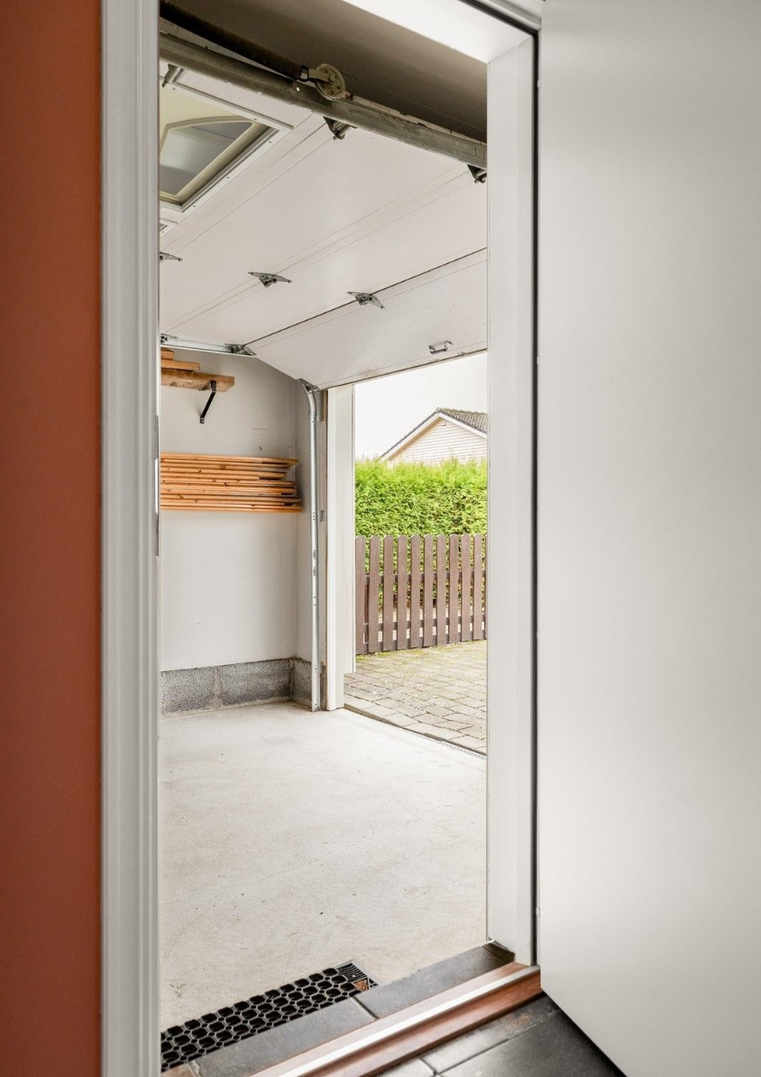 Fra garasje er det direkte adkomst til entrè. Innkjørsel er pent opparbeidet med belegningsstein og gir gode parkeringsmuligheter. Galleribilde