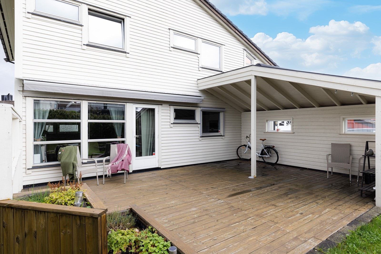 Det er montert ny markise over stuevinduer og zip-screen på kjøkkenvinduet i 2023. Galleribilde