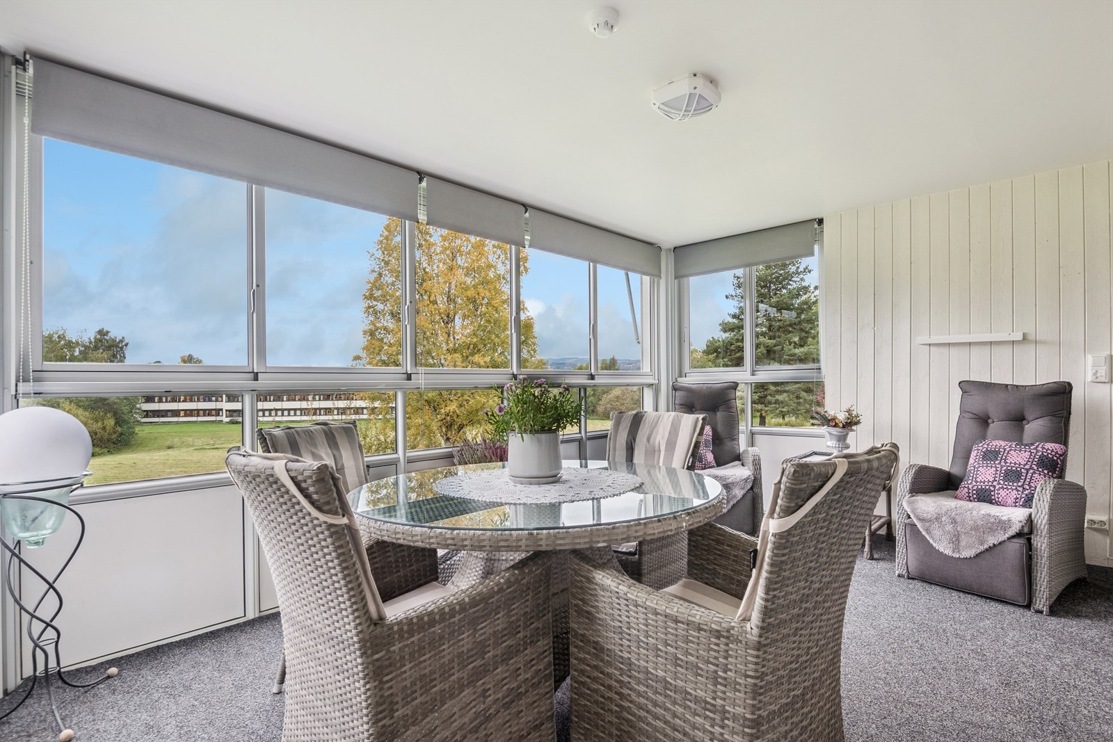 Den romslige, innglassede terrassen på 21 m² fungerer som en forlengelse av stuen. Galleribilde