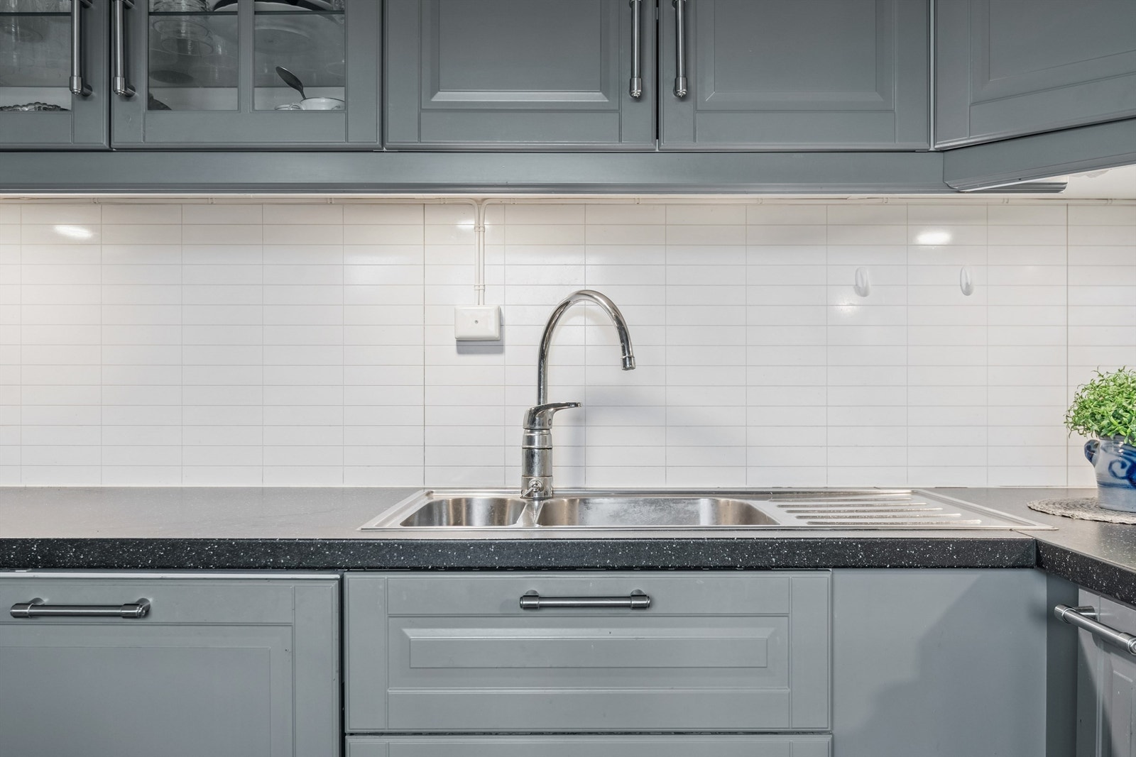 Kjøkkenet er utstyrt med dobbel kum og har plass for integrert oppvaskmaskin. Galleribilde