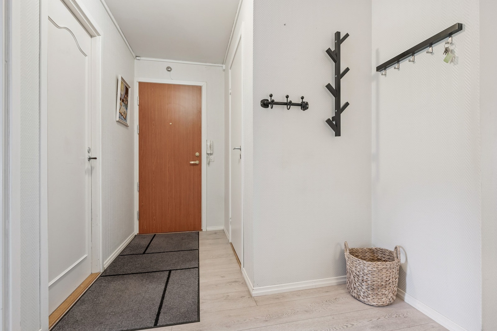 Velkommen inn i en lys og innbydende entré. Galleribilde