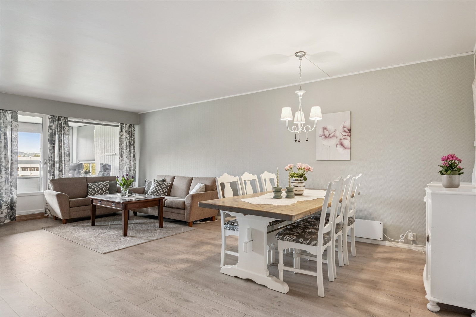 Fra stuen er det utgang til den store, innglassede balkongen. Galleribilde