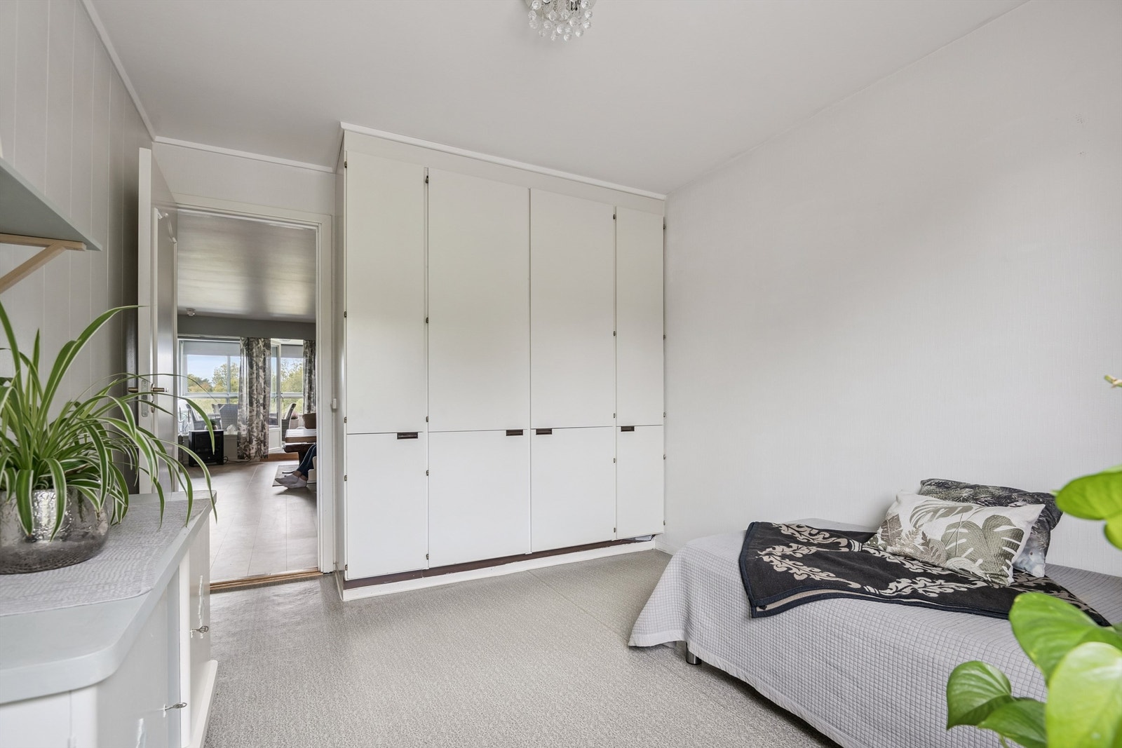 Det er godt med skapplass på soverom nummer to Galleribilde