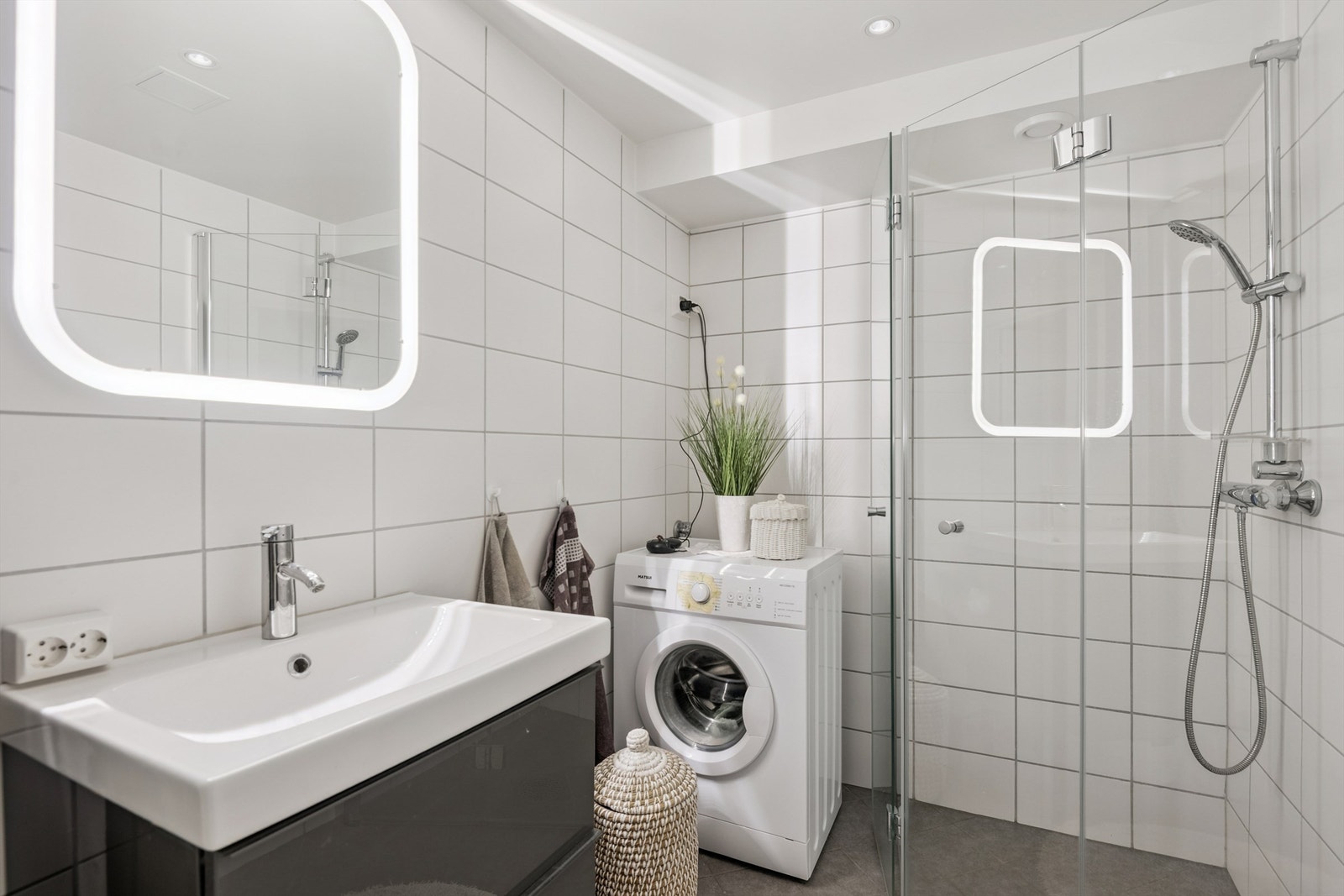 Badet ble rehabilitert i 2021 og har flislagte overflater, gulvvarme og opplegg for vaskemaskin. Galleribilde