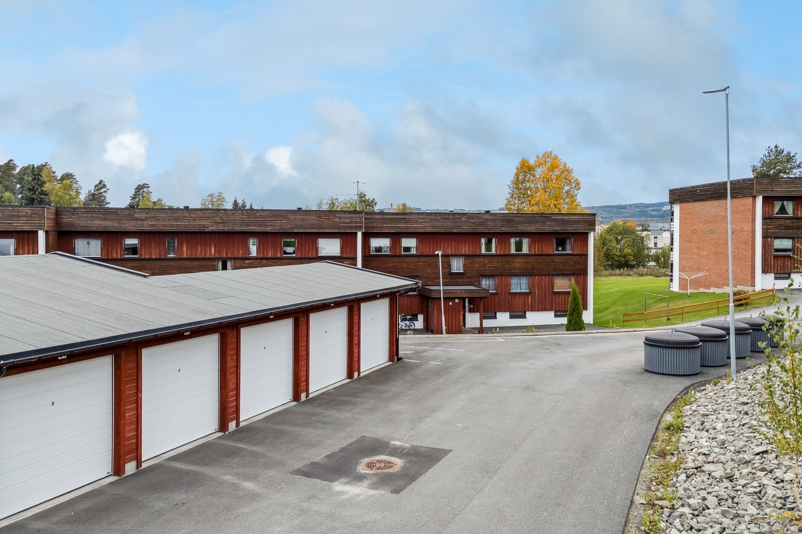Borettslaget har felles garasjeanlegg hvor det er venteliste for garasjeplass. Galleribilde
