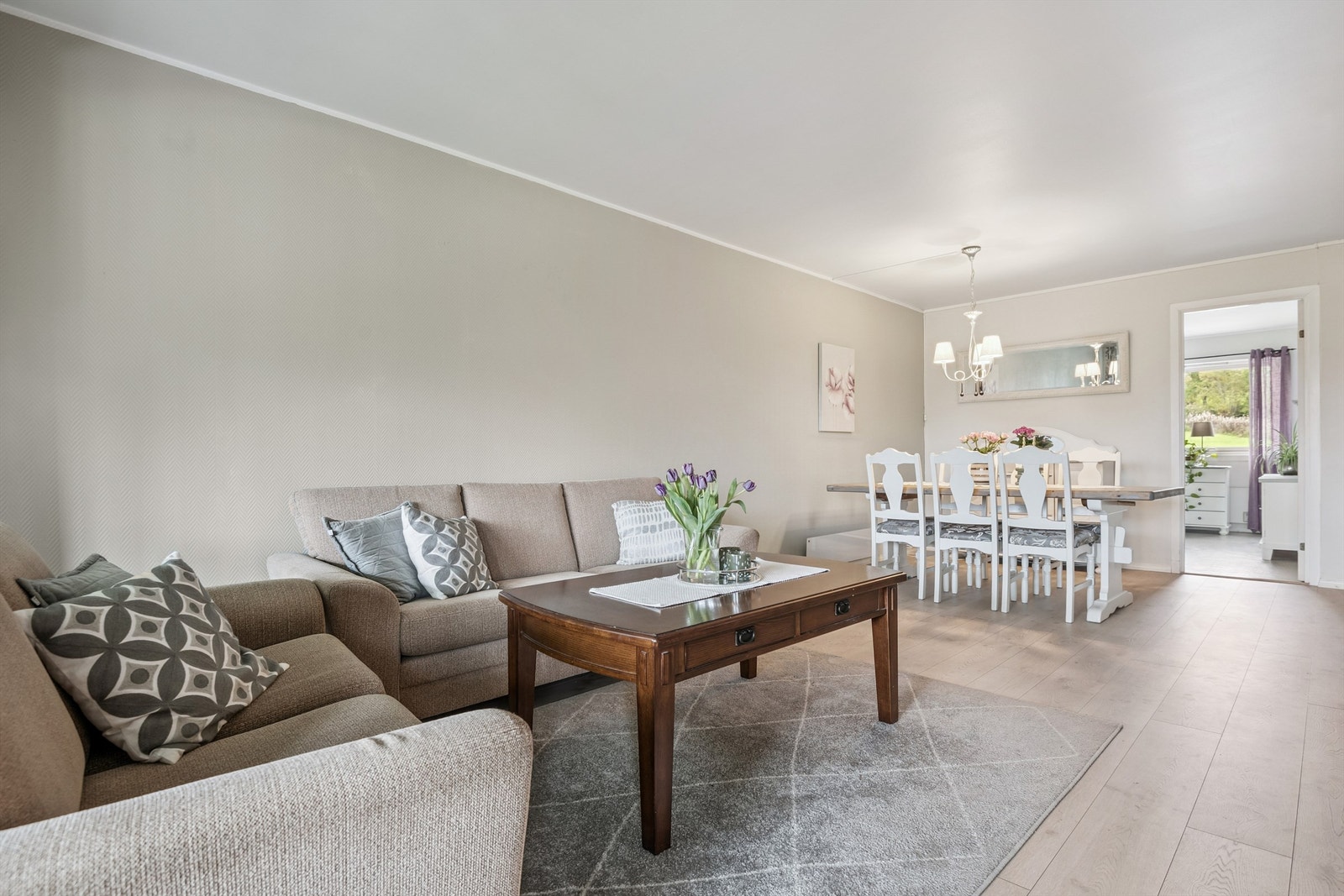 Her er det gjennomgående laminatgulv og overflater som ble malt i 2015. Galleribilde