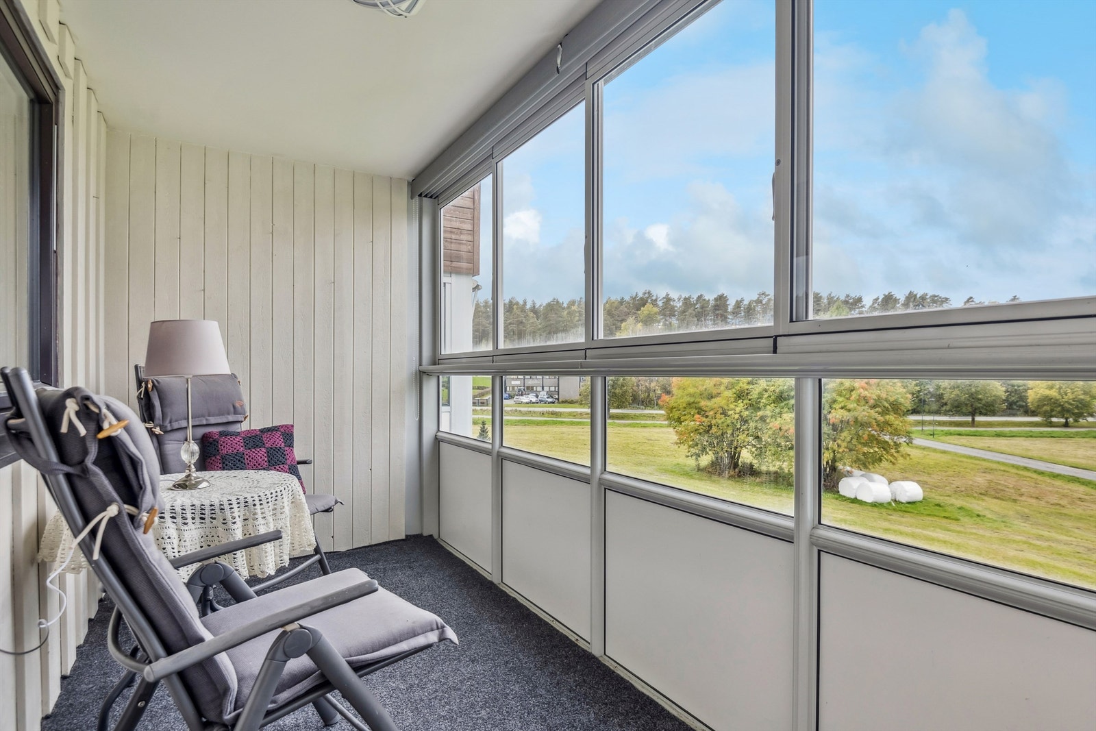 Innglassingen gjør terrassen til et lunt og anvendelig uterom store deler av året. Galleribilde