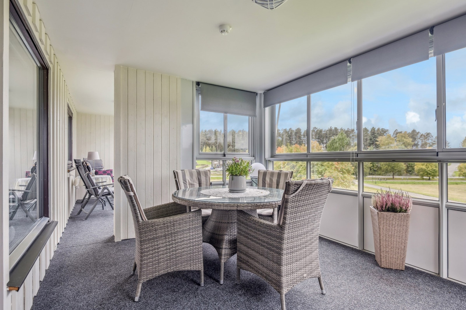 Her er det god plass til både sittegruppe og spisebord. Galleribilde