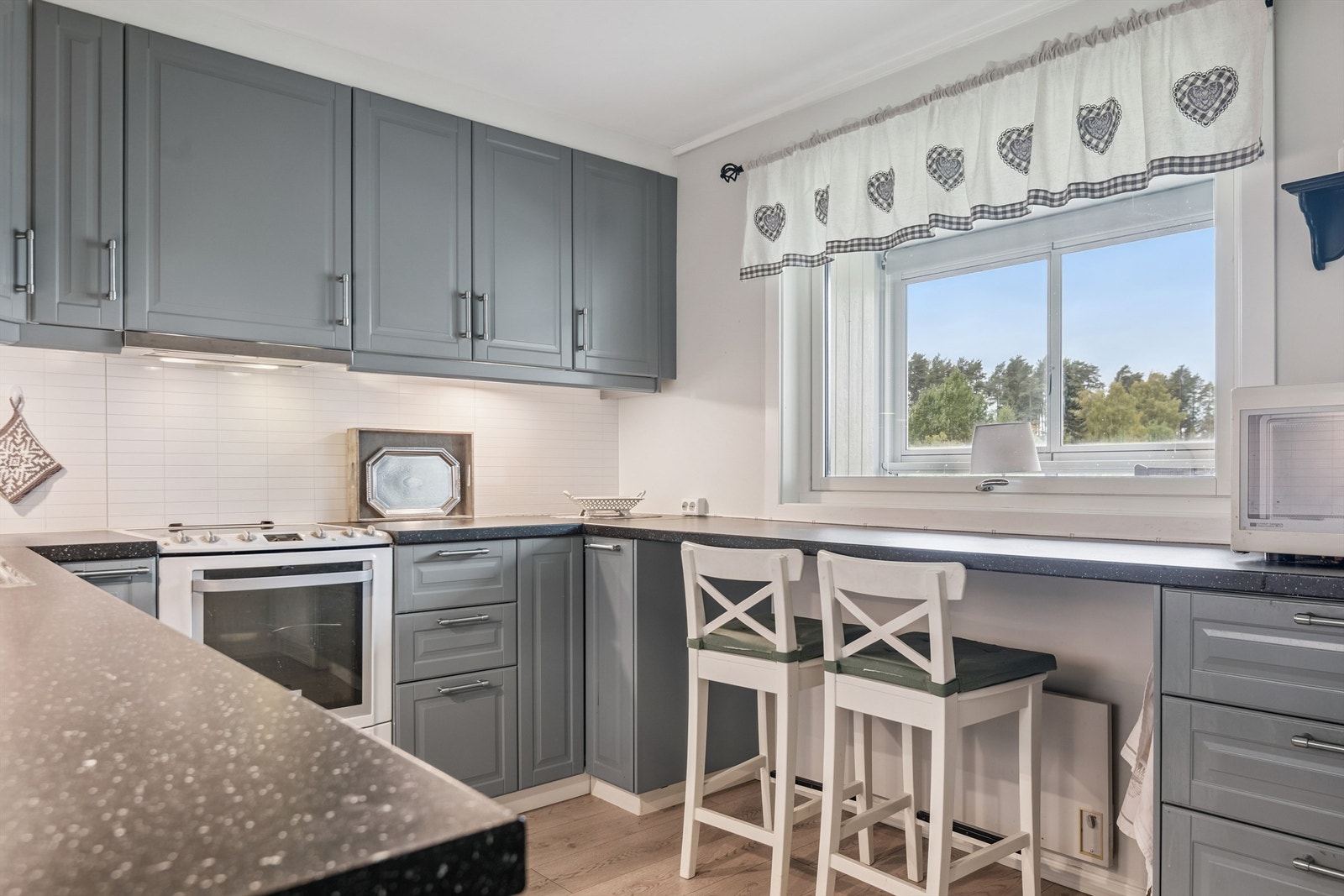 En praktisk barløsning gir en hyggelig plass for en rask frokost. Galleribilde