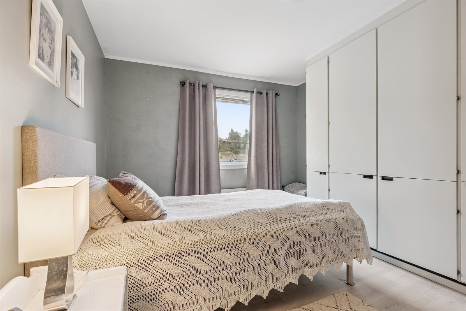 En stor garderobeløsning gir rikelig med oppbevaringsplass på hovedsoverommet. Galleribilde