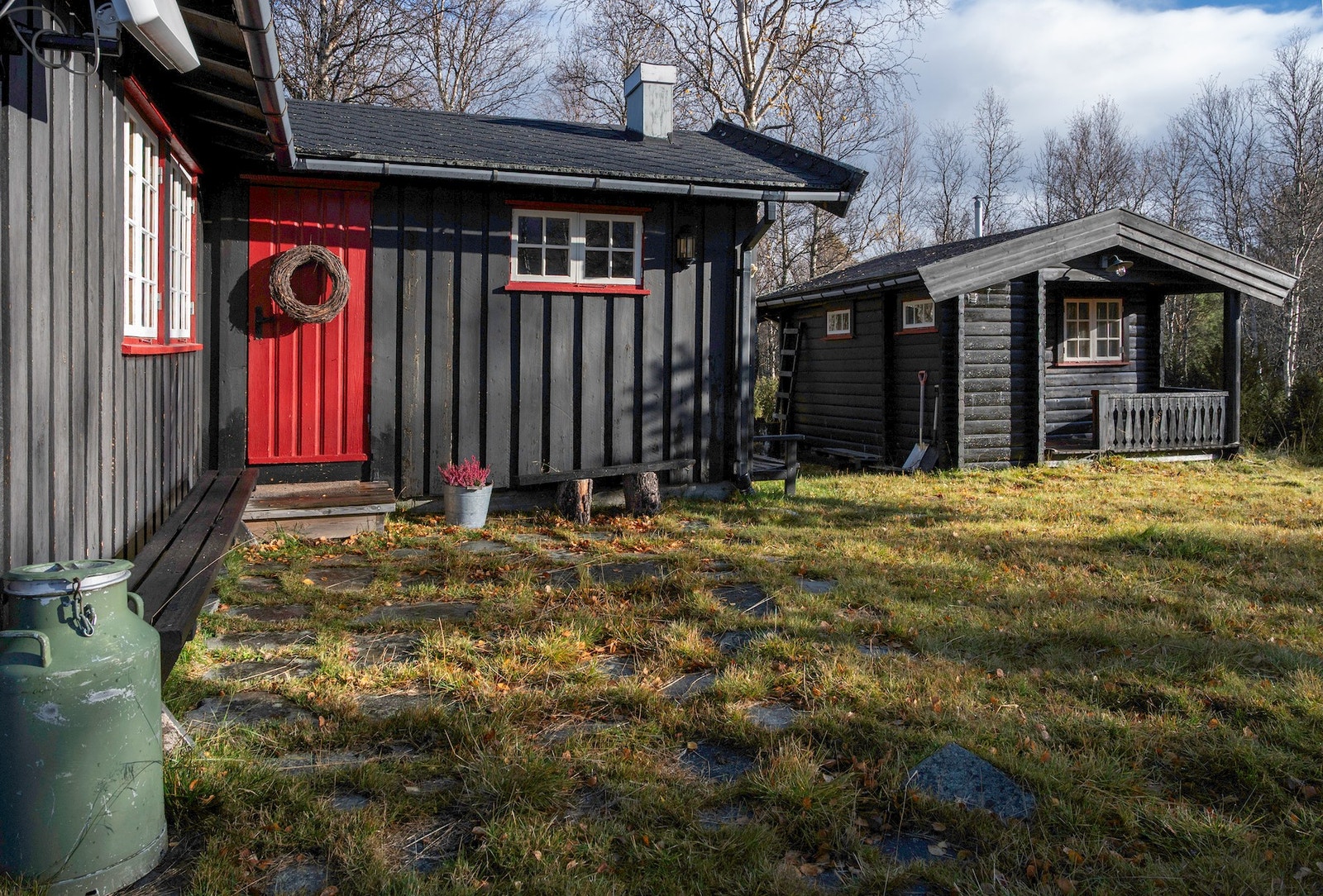 Bademuligheter i elva Gisnasom er i umiddelbar nærhet, muligheter for fiske i flere fjellvann Galleribilde