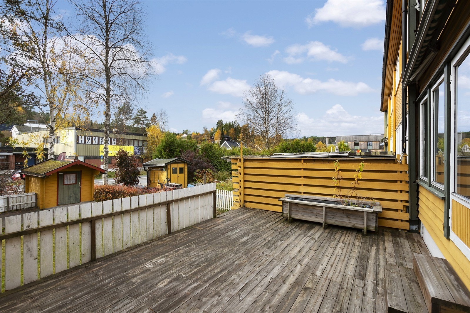 Terrassen har markise og rikelig med plass til hagemøbler Galleribilde
