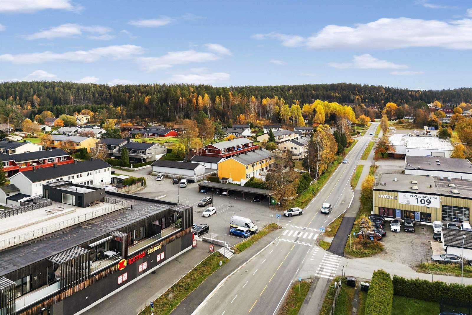 Området byr på et mangfold av turmuligheter, med skogsstier, badevann og fiskeplasser Galleribilde