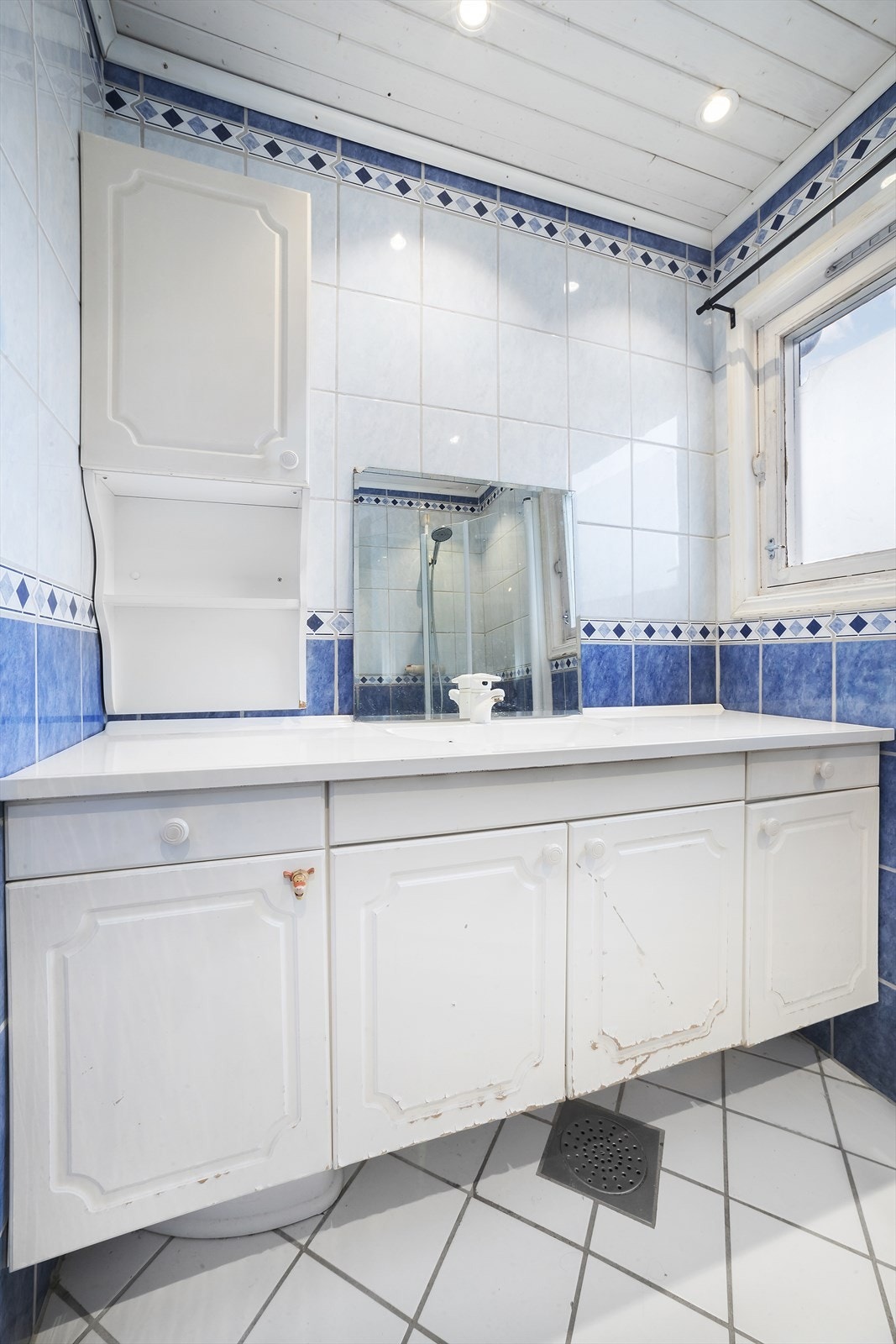 Det er varme i gulv og himling av panel med downlights Galleribilde