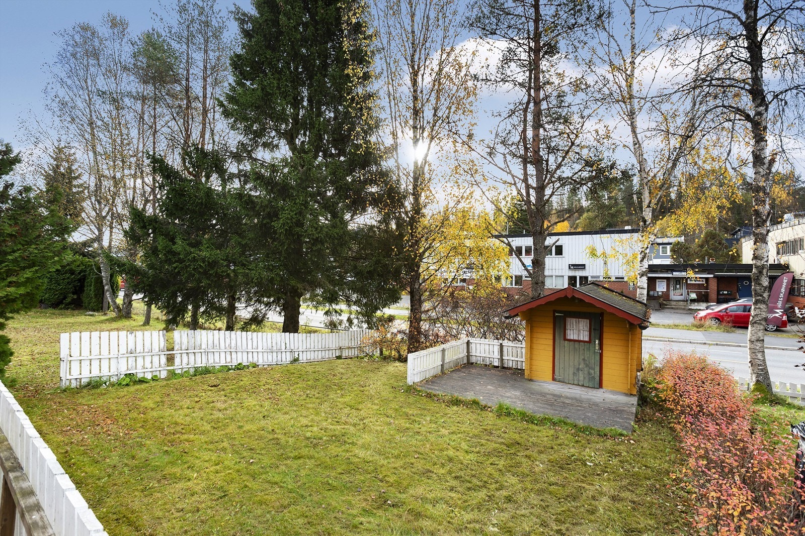 I hagen er det en en redskapsbod. Det er en platting ved redskapsboden på ca. 8 kvm. Galleribilde