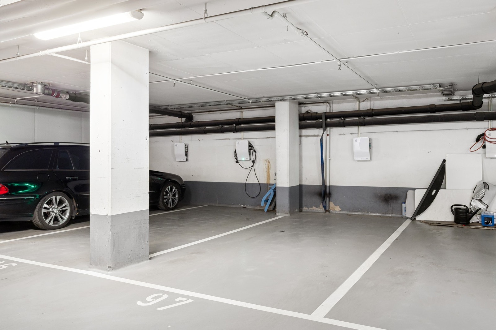 Oppvarmet og trygg parkeringsplass med el-lader Galleribilde